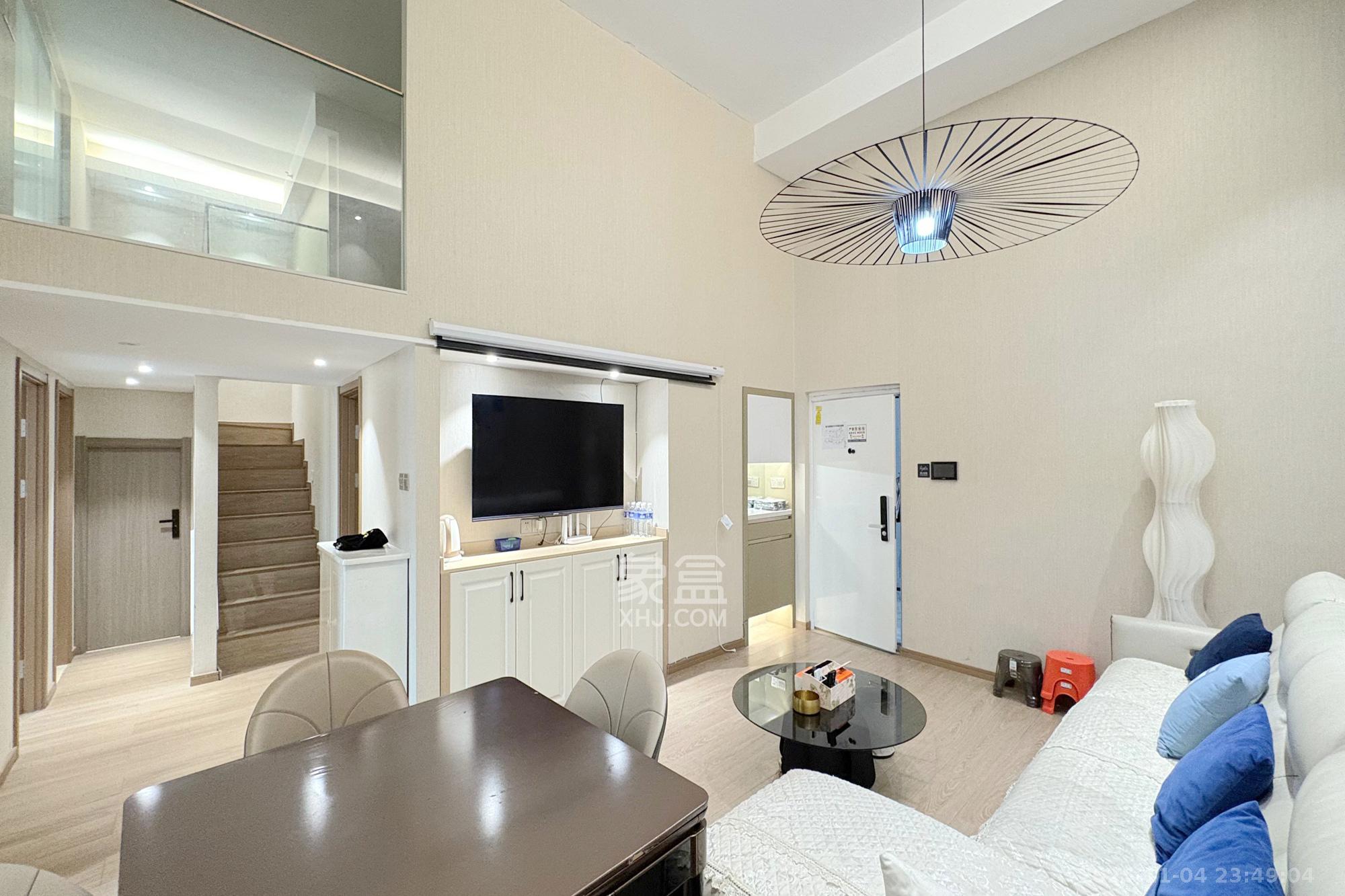 华远云玺公寓  4室2厅2卫    200.0万客厅