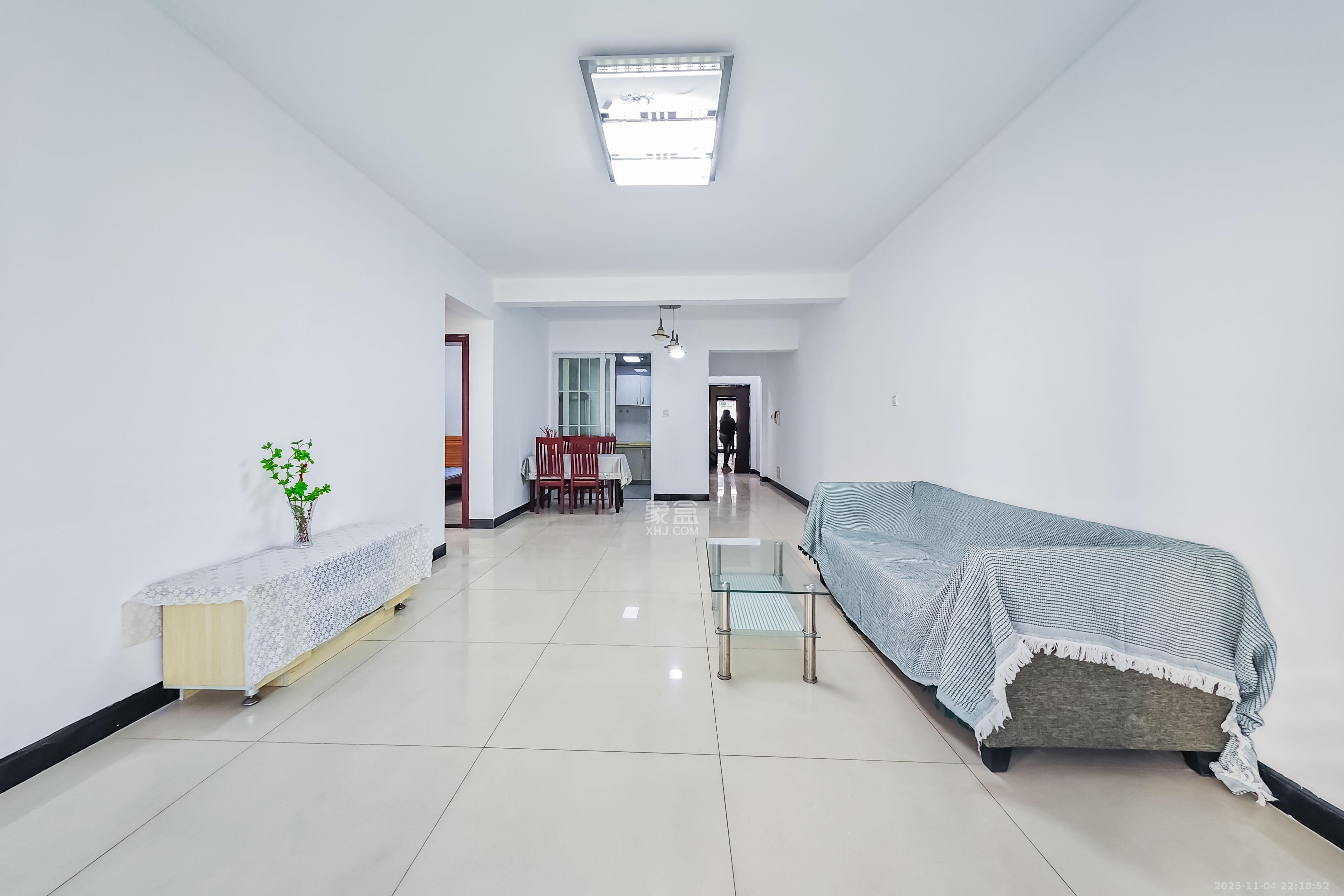 融科东南海  3室2厅1卫    88.0万客厅