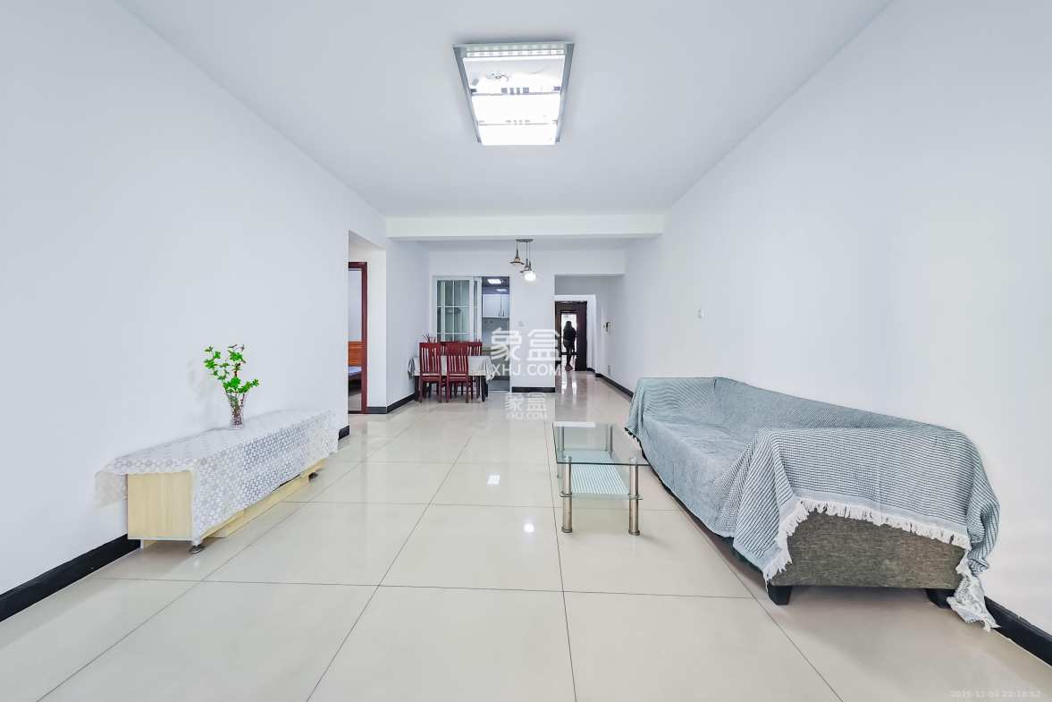 融科东南海 3室2厅1卫 88.0万 融科东南海 3室2厅1卫 88.0万客厅