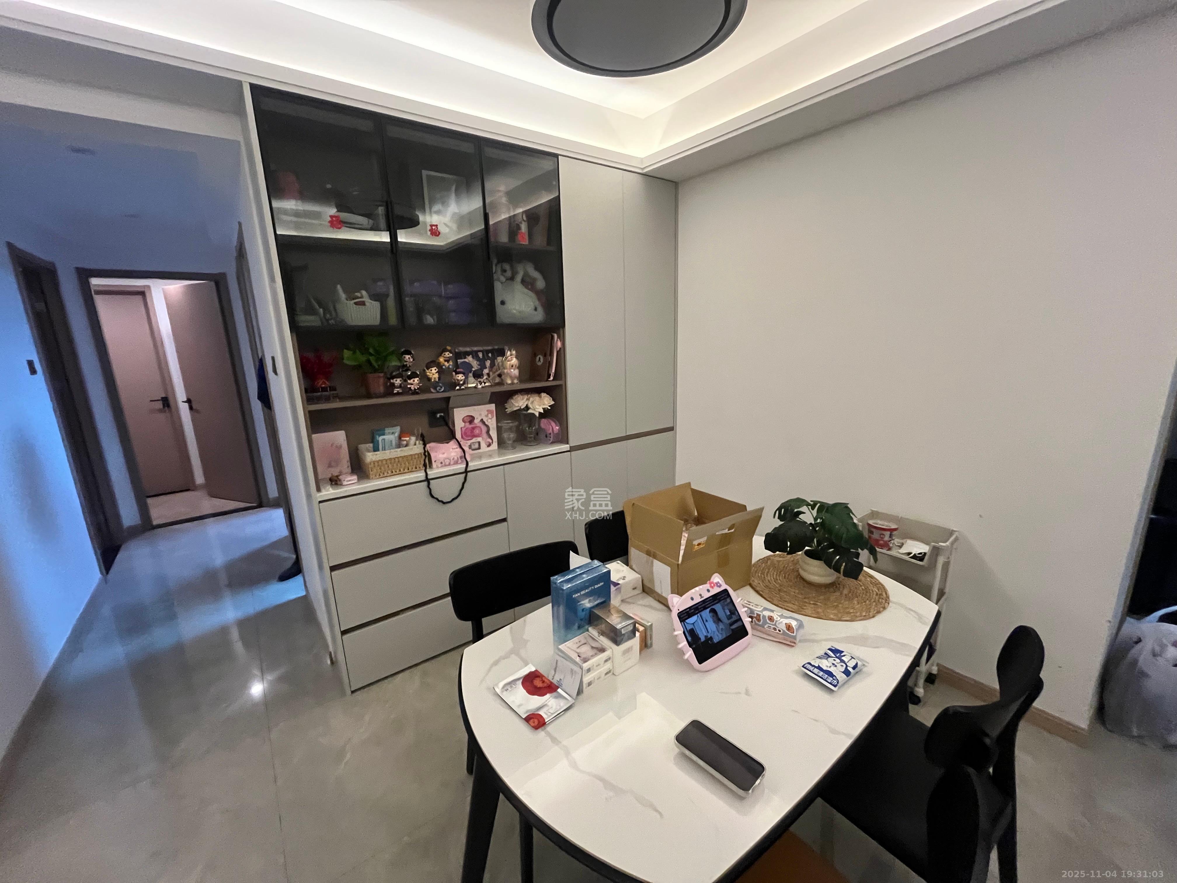 臻园 3室2厅2卫 3800.0元/月 臻园 3室2厅2卫 3800.0元/月室内图