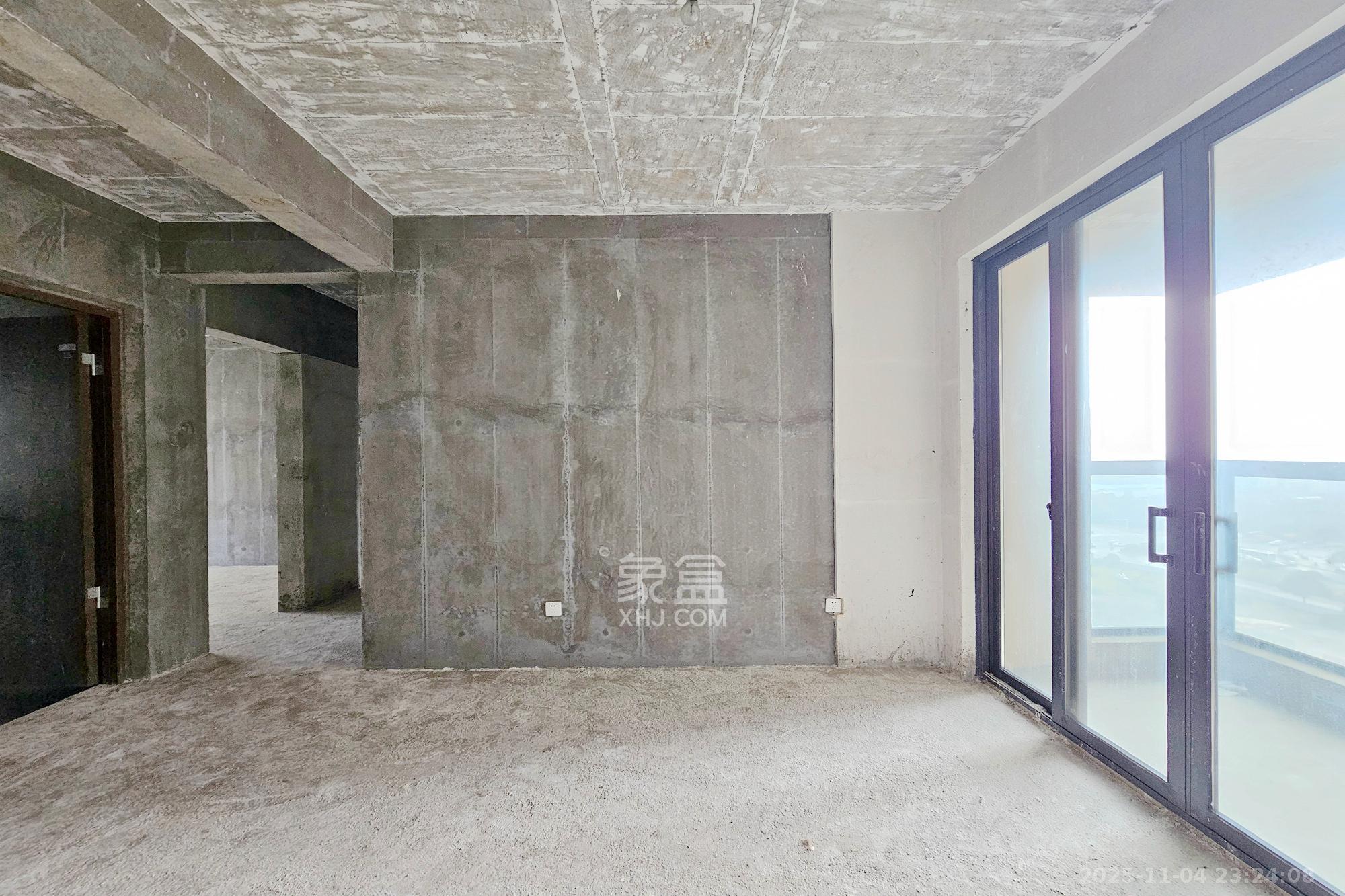 长房东旭国际  4室2厅2卫    145.0万客厅