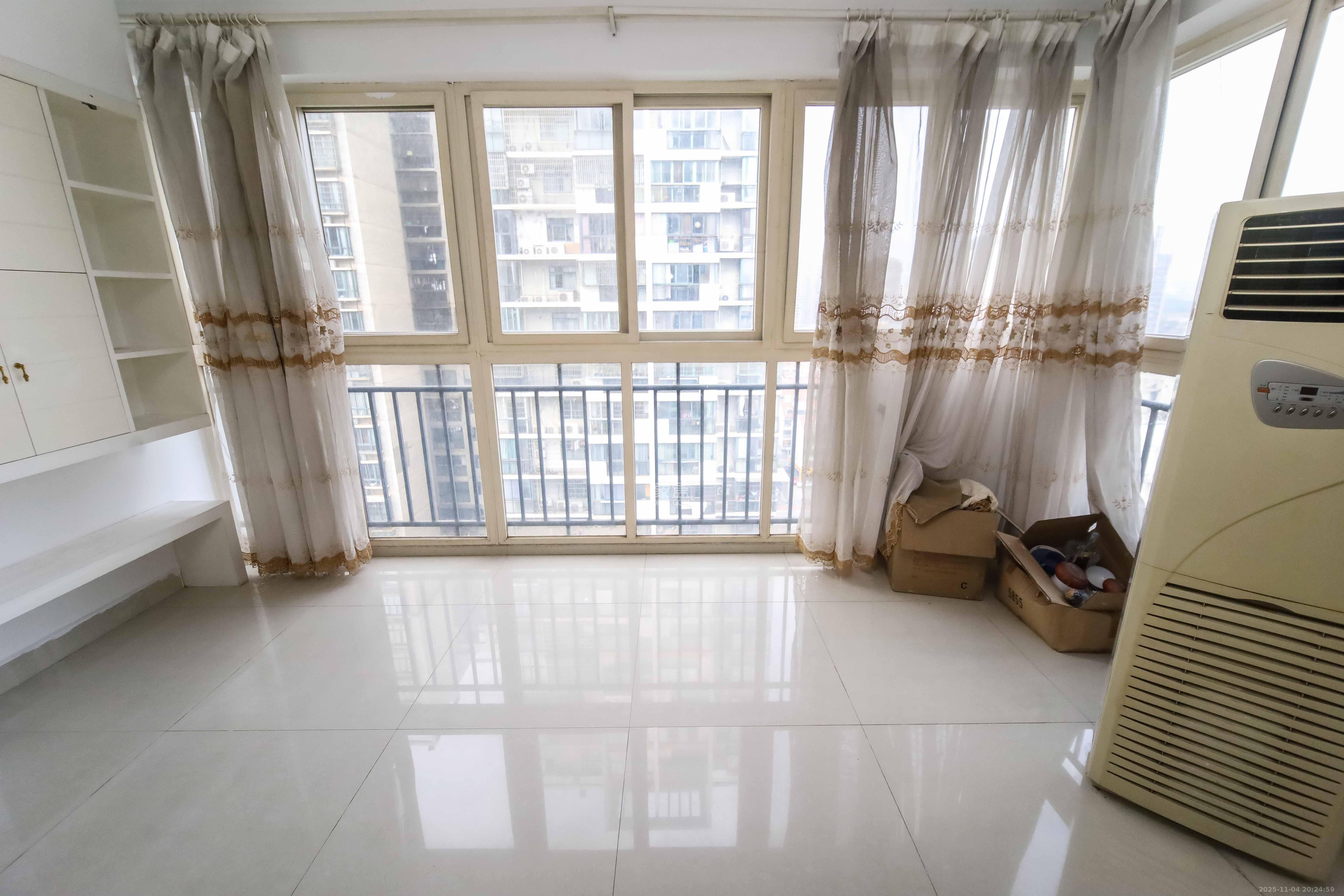 浏阳河畔家园  3室2厅1卫    94.0万阳台