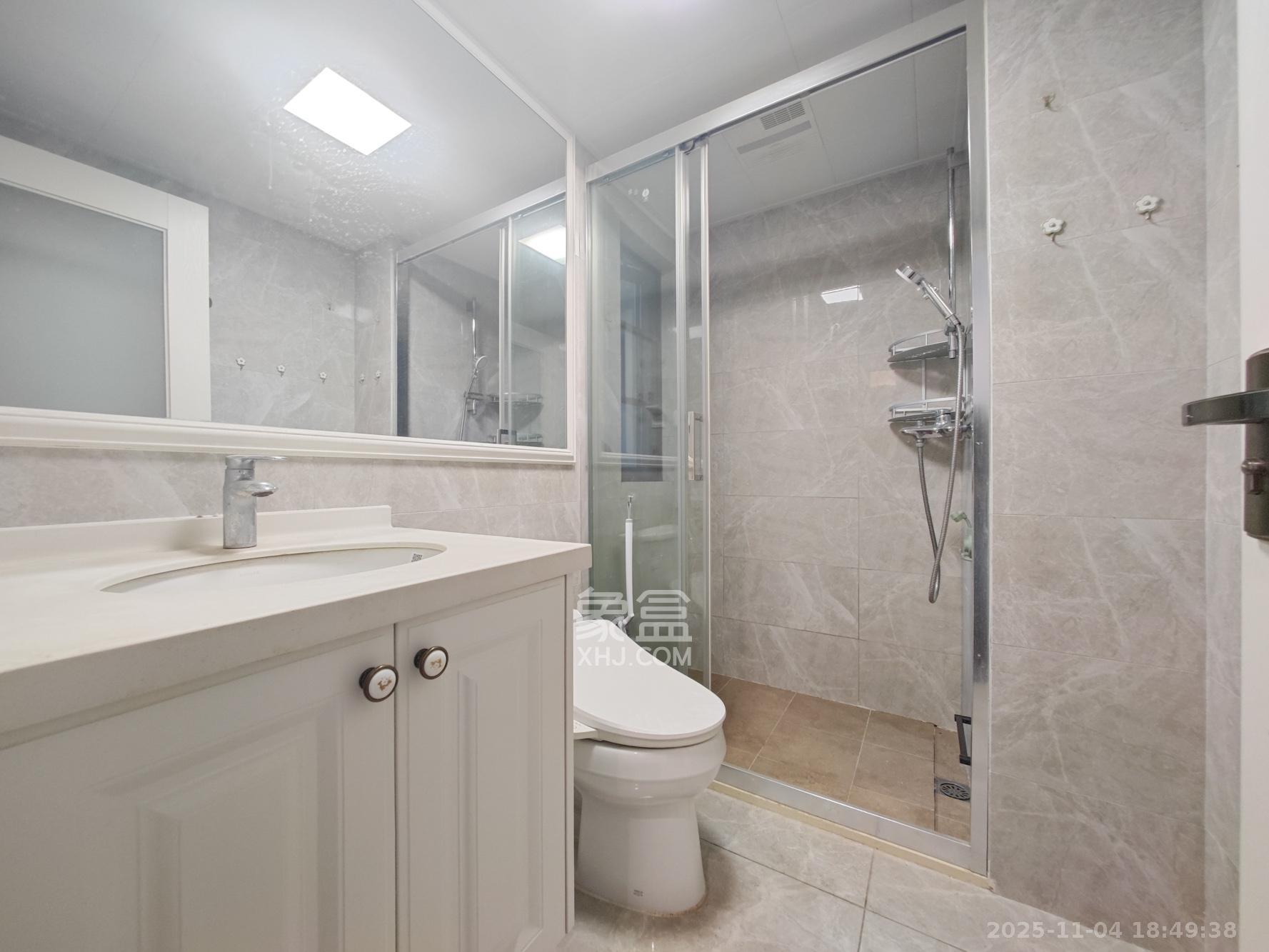 中海珑悦府 4室2厅2卫 120.0万 中海珑悦府 4室2厅2卫 120.0万卫生间