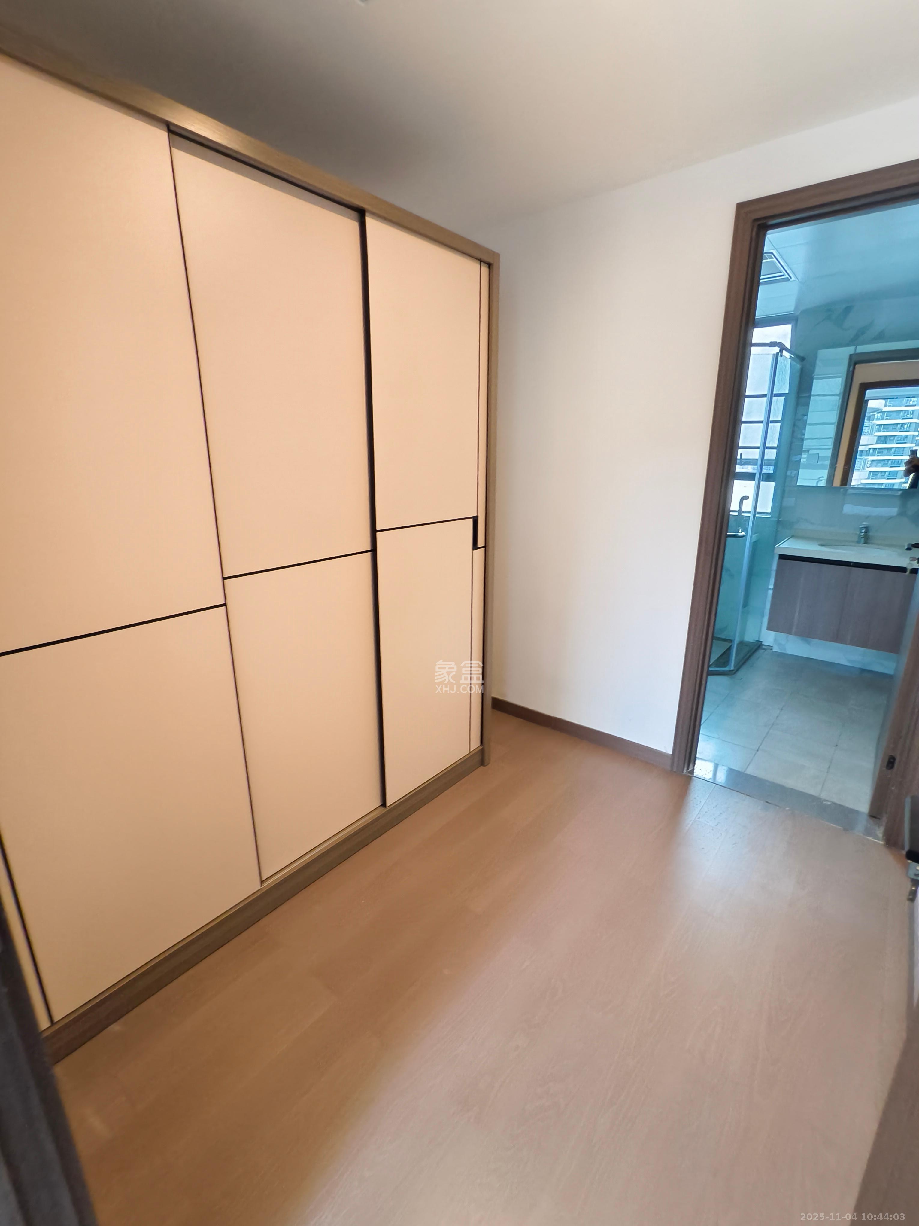 绿地V岛  1室0厅0卫    4300.0元/月室内图