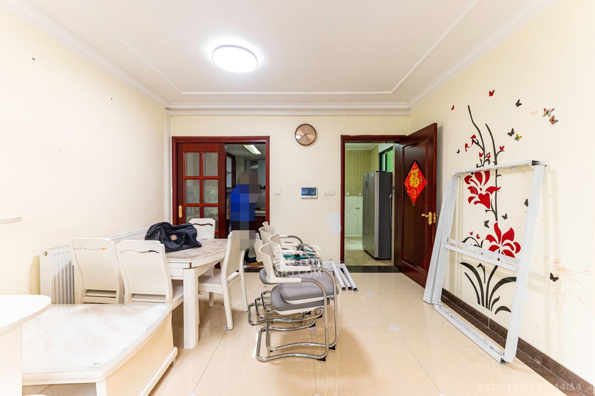 恒大翡翠华庭  3室2厅2卫    94.0万客厅