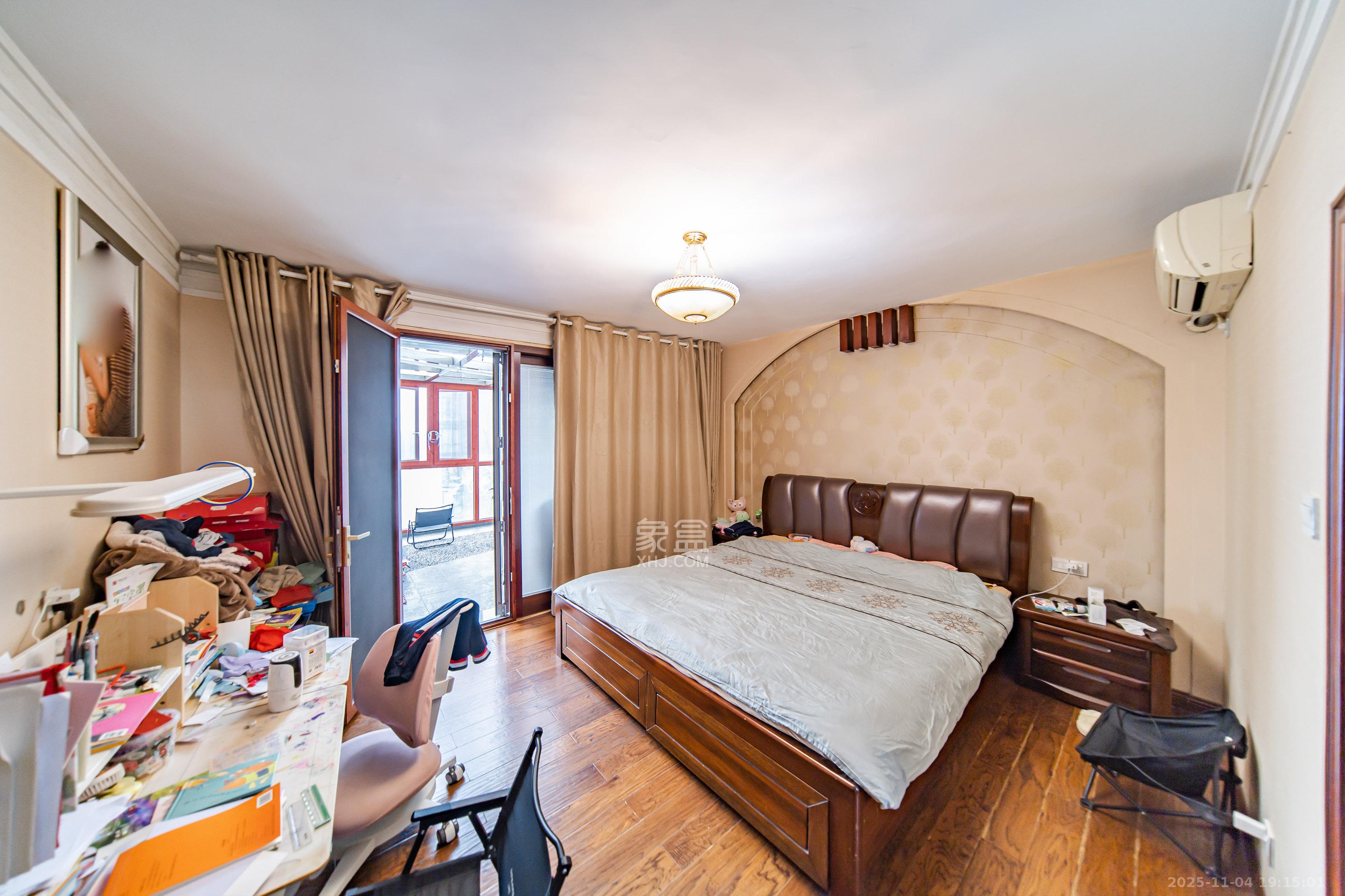 华盛新外滩  4室2厅1卫    230.0万卧室