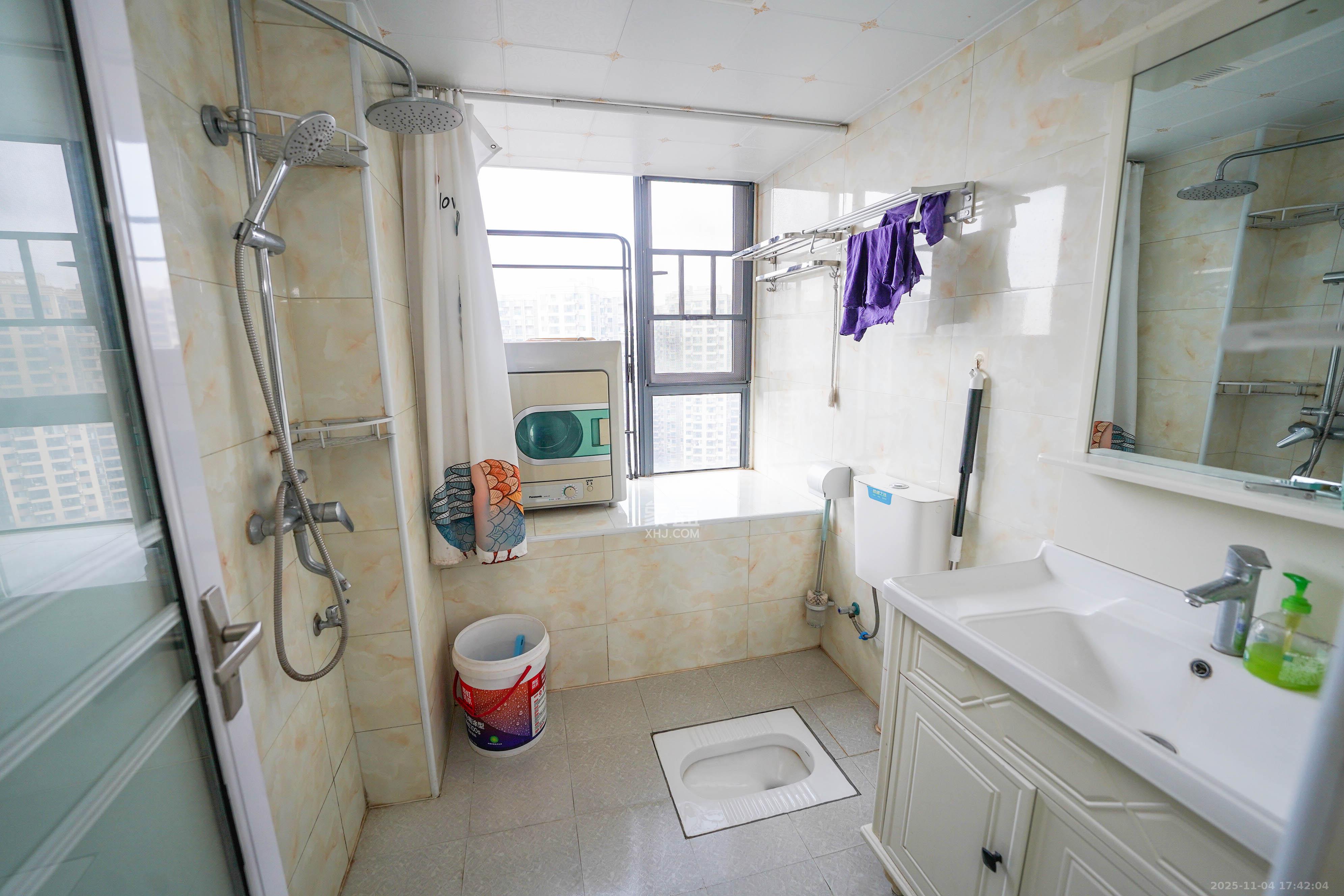 中南国际眼镜城（中伟商业中心）  3室2厅2卫    75.0万卫生间