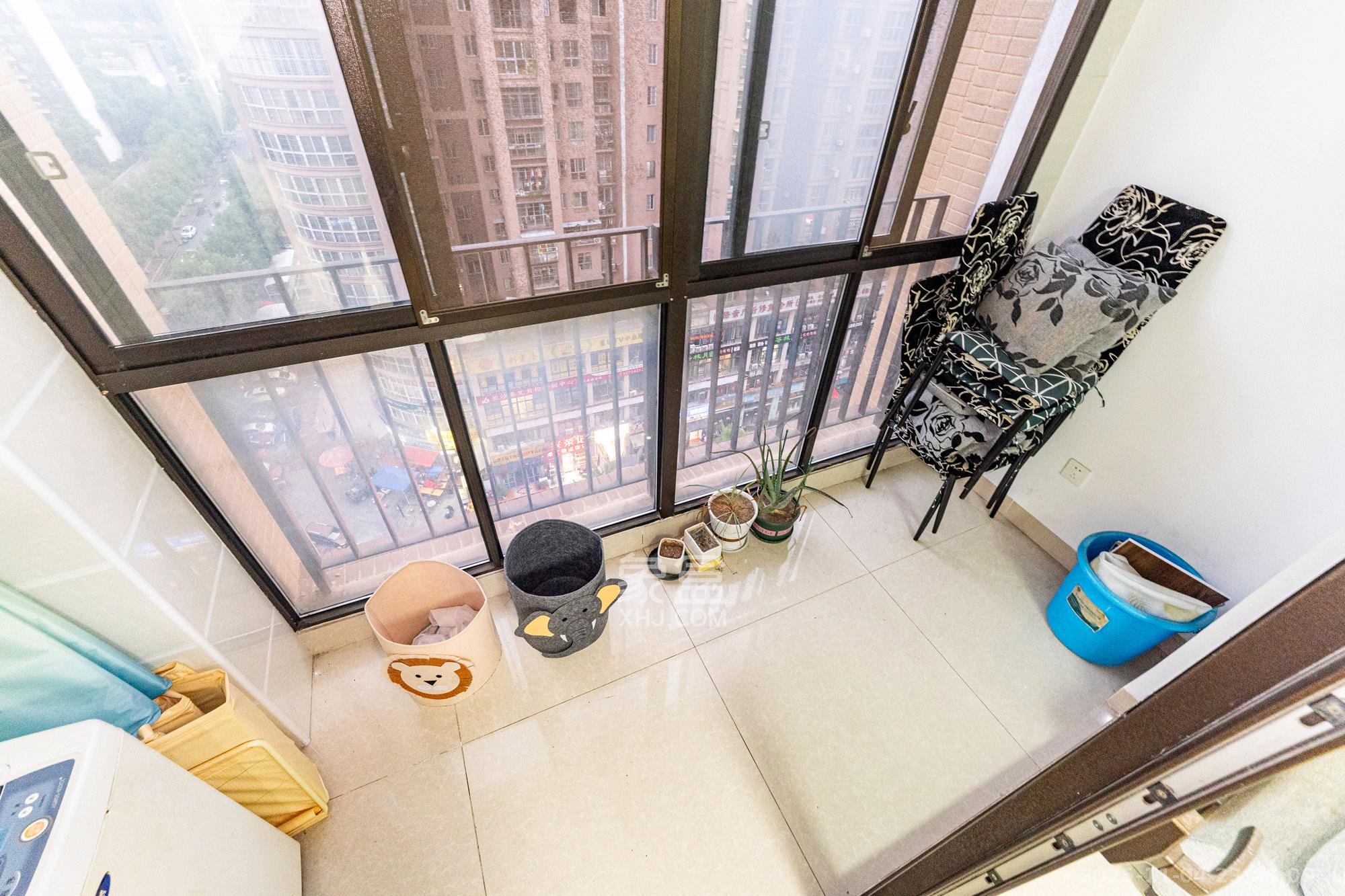 华润凤凰城三期  2室2厅1卫    65.0万阳台