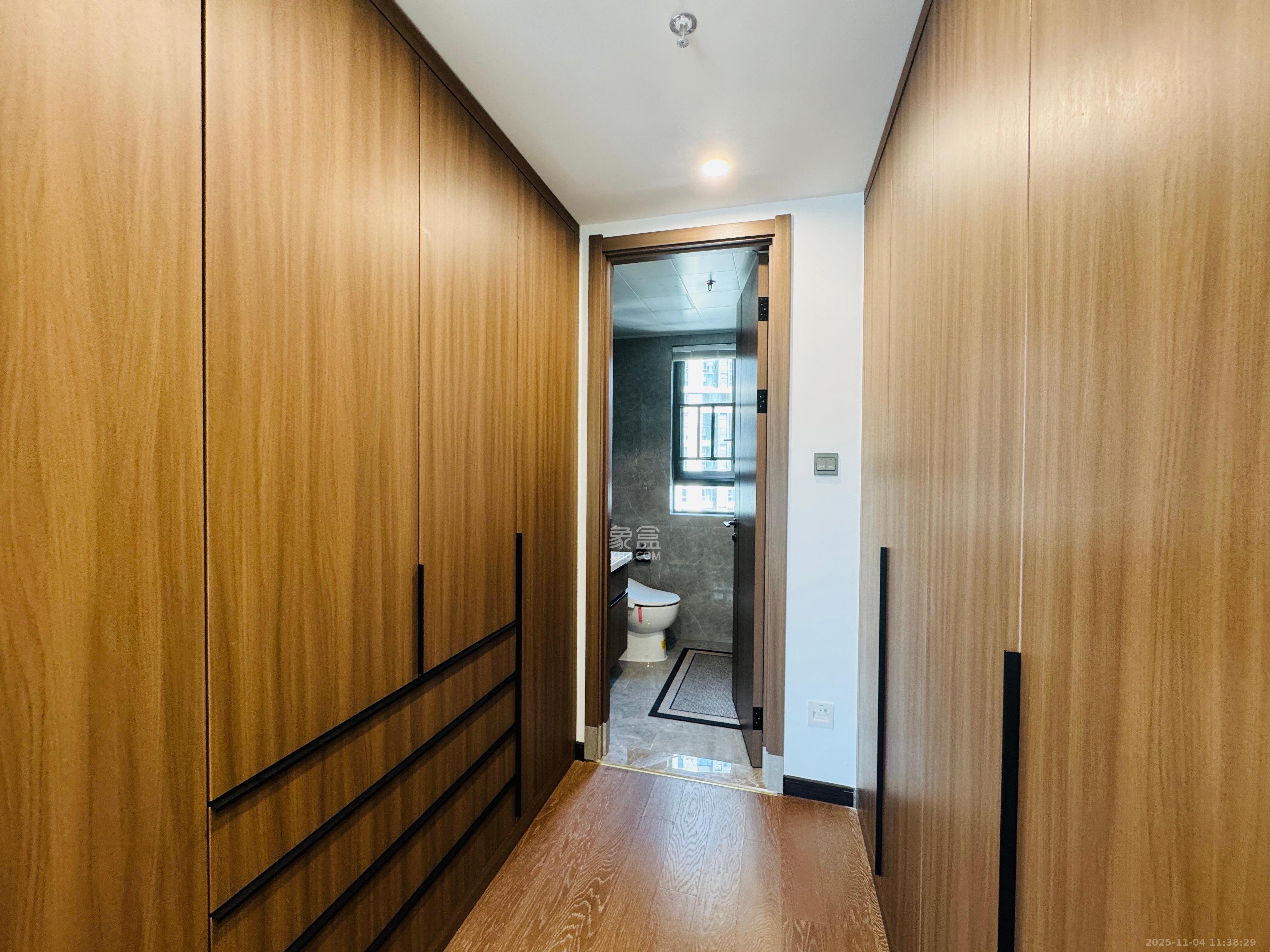 卓越中寰 4室2厅2卫 6500.0元/月 卓越中寰 4室2厅2卫 6500.0元/月室内图