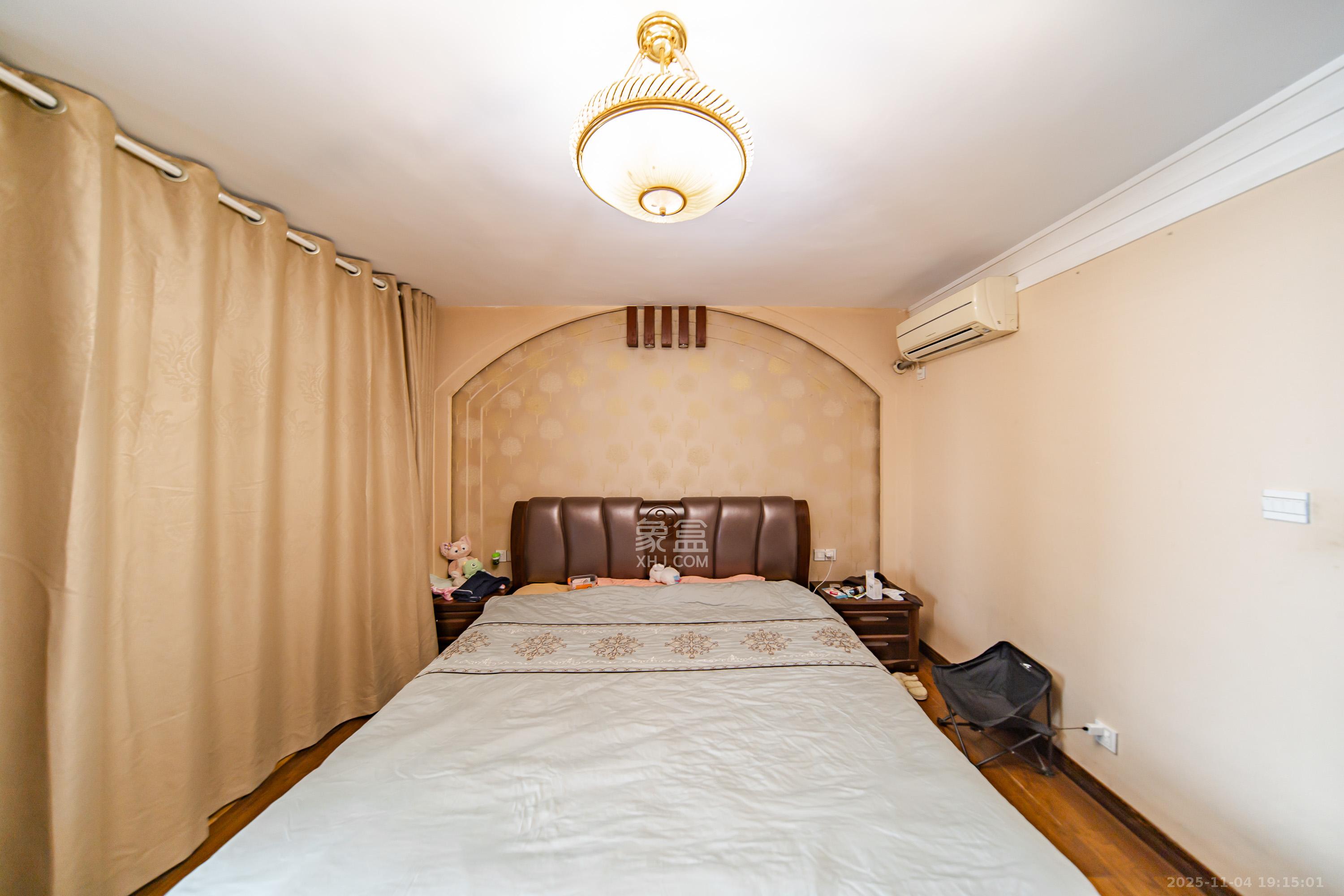 华盛新外滩  4室2厅1卫    230.0万卧室