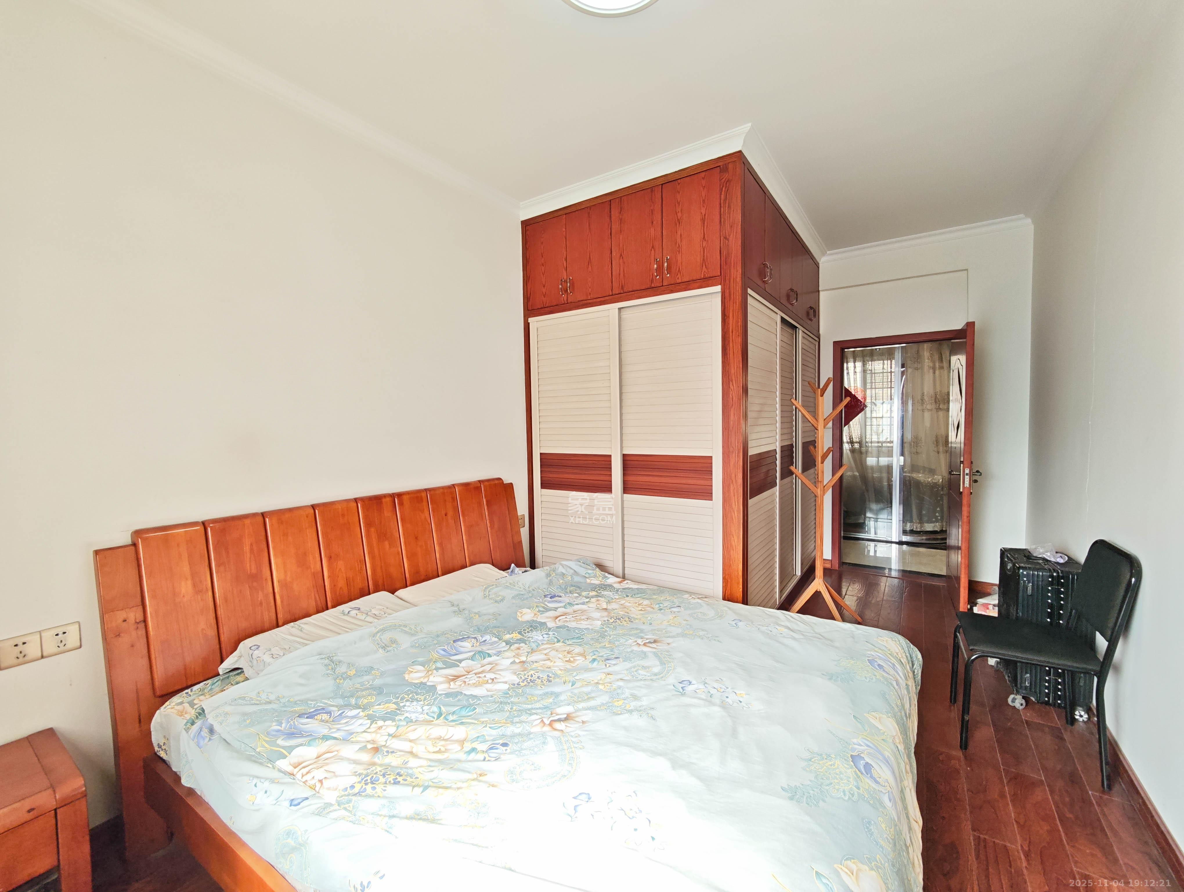 宏聚地中海  4室2厅2卫    158.0万卧室