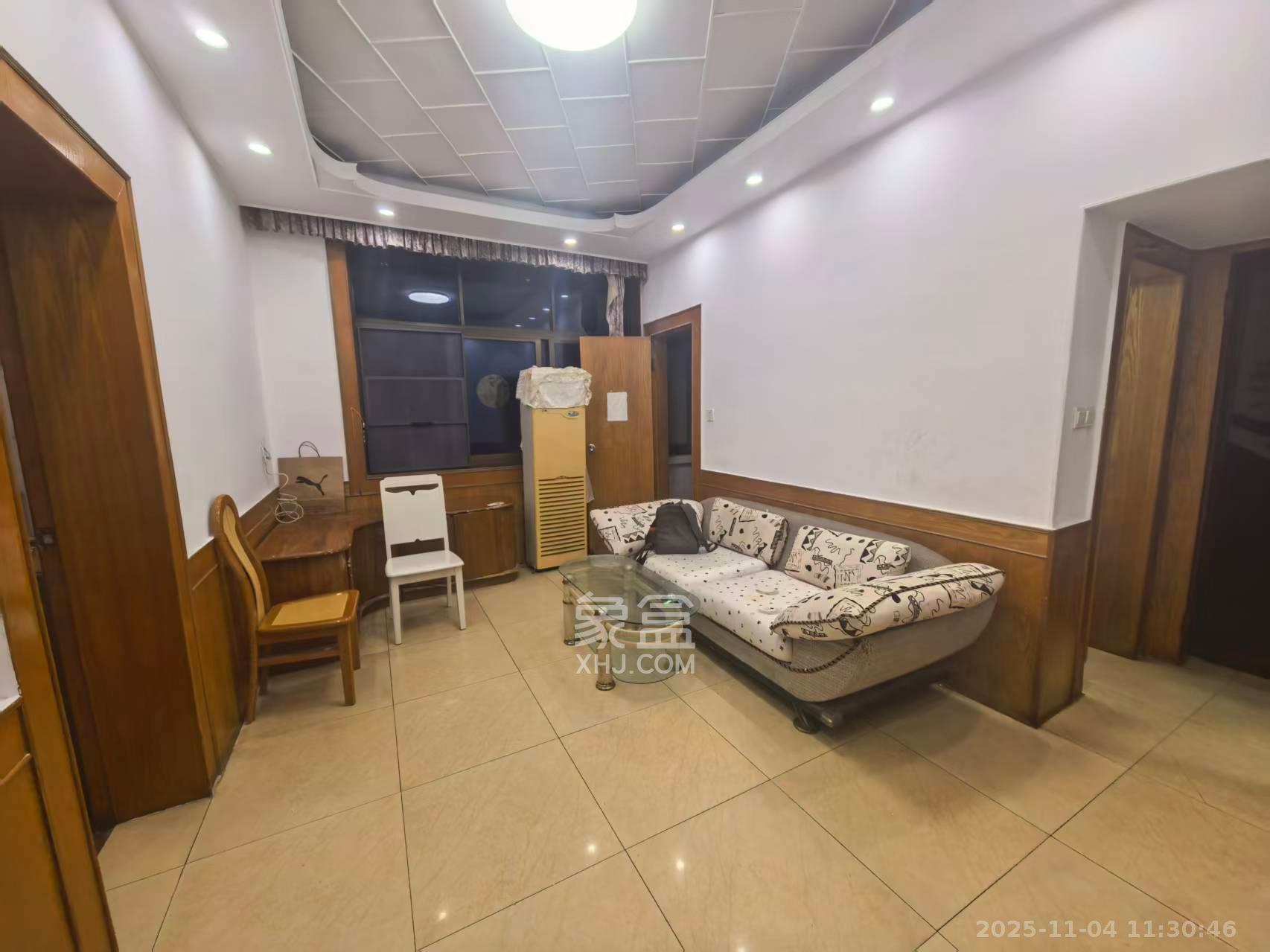 轻苑小区  3室1厅1卫    1600.0元/月