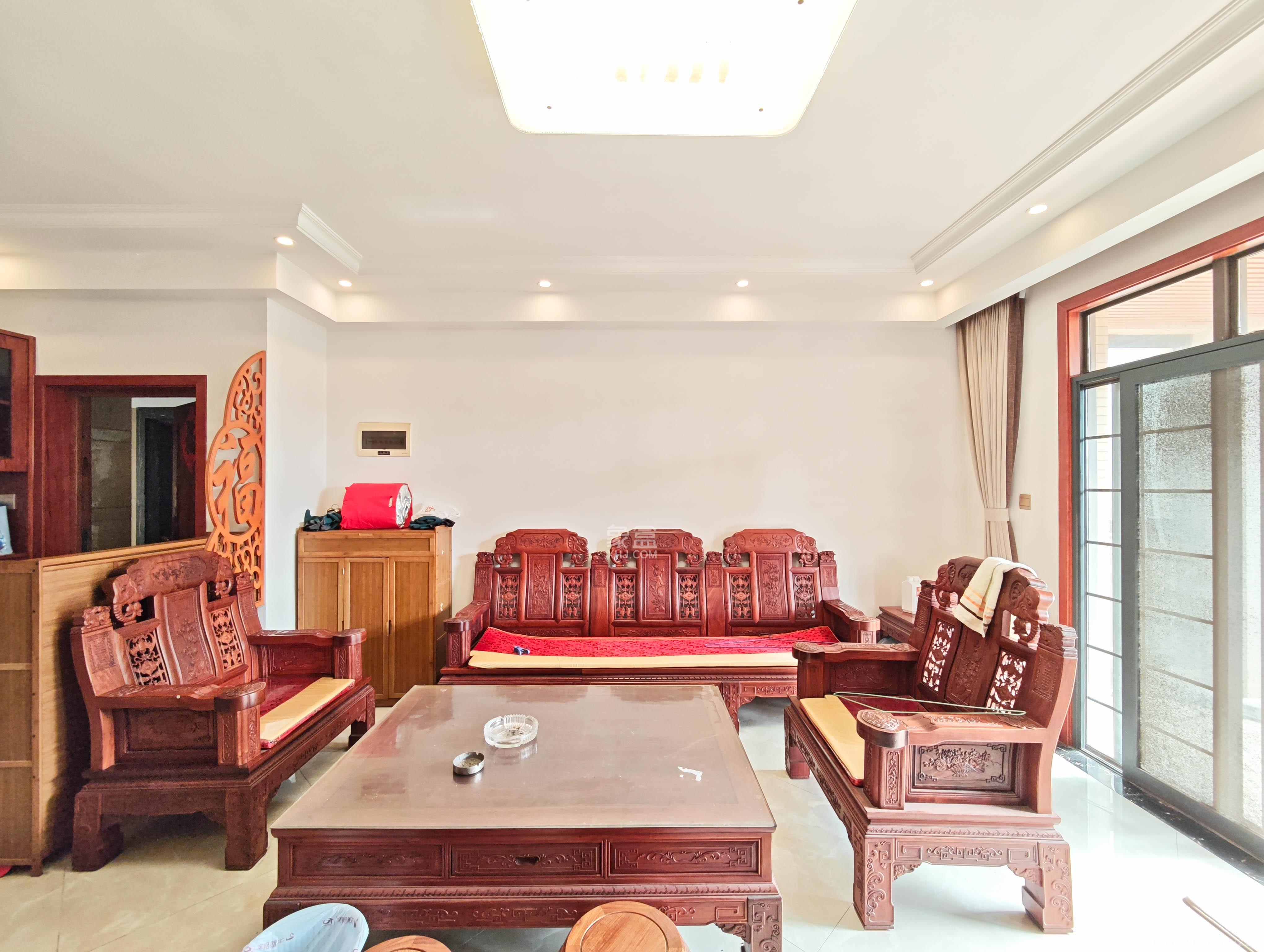 宏聚地中海  4室2厅2卫    158.0万客厅