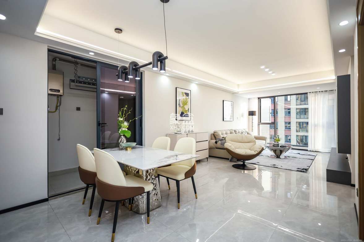 长房云西府一期 3室2厅1卫 92.8万 长房云西府一期 3室2厅1卫 92.8万客厅