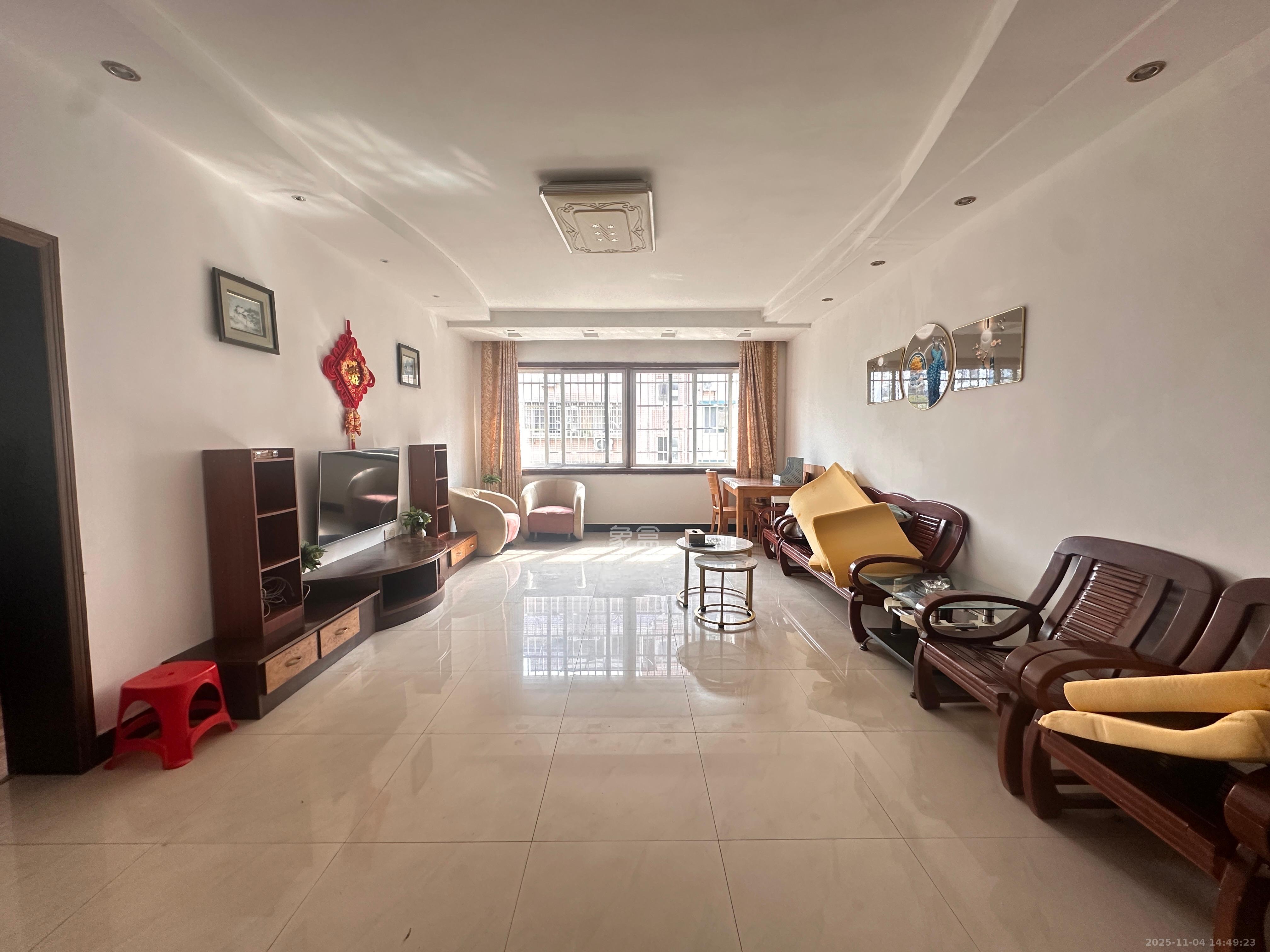 荷花园小区（安置房小区）  3室2厅1卫    2200.0元/月室内图