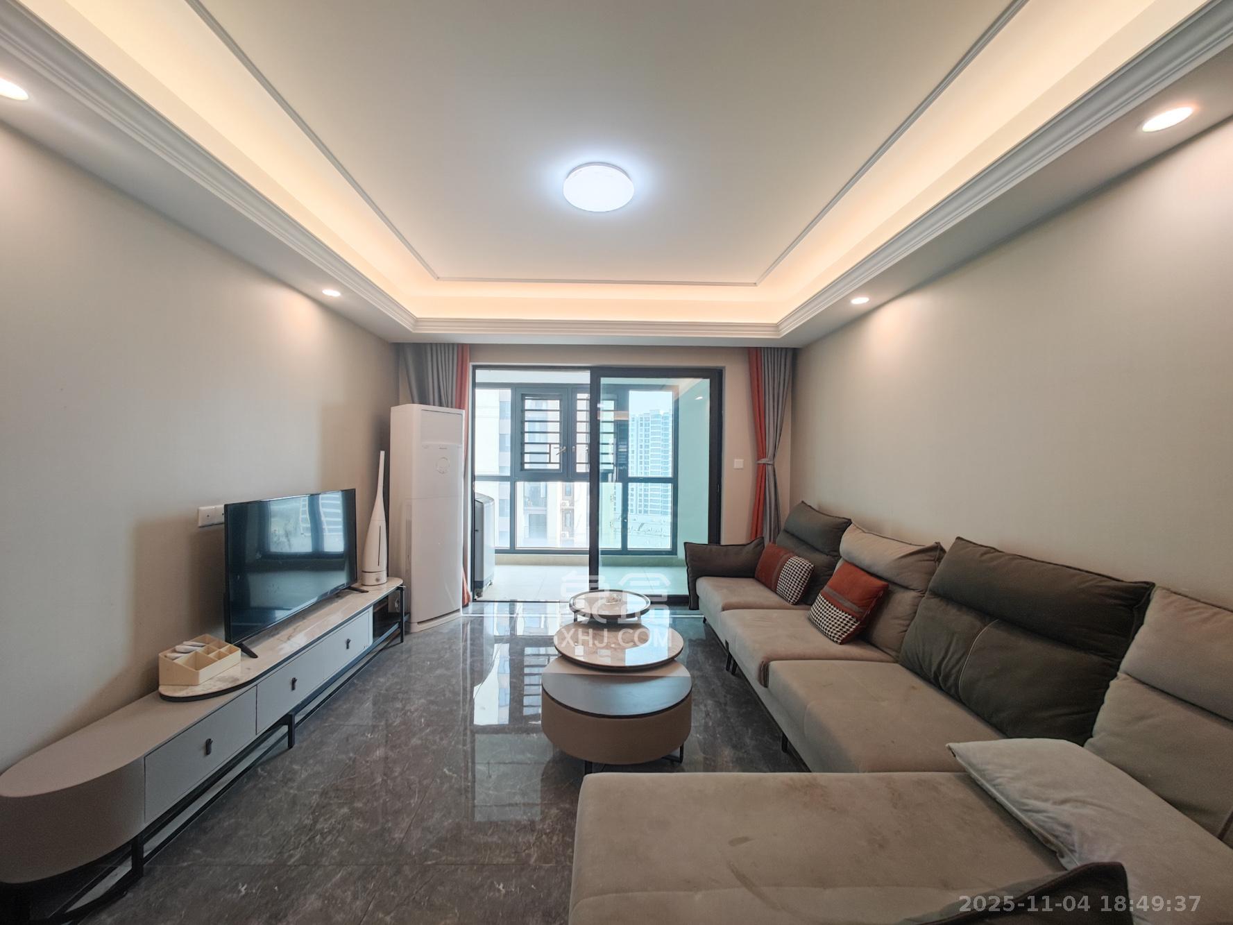 中海珑悦府 4室2厅2卫 120.0万 中海珑悦府 4室2厅2卫 120.0万客厅