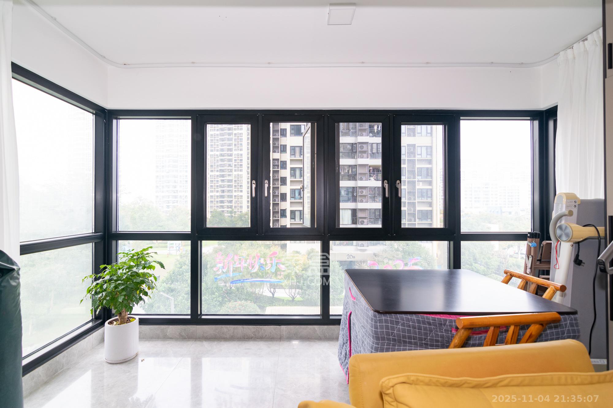 时代年华  4室2厅2卫    128.0万阳台