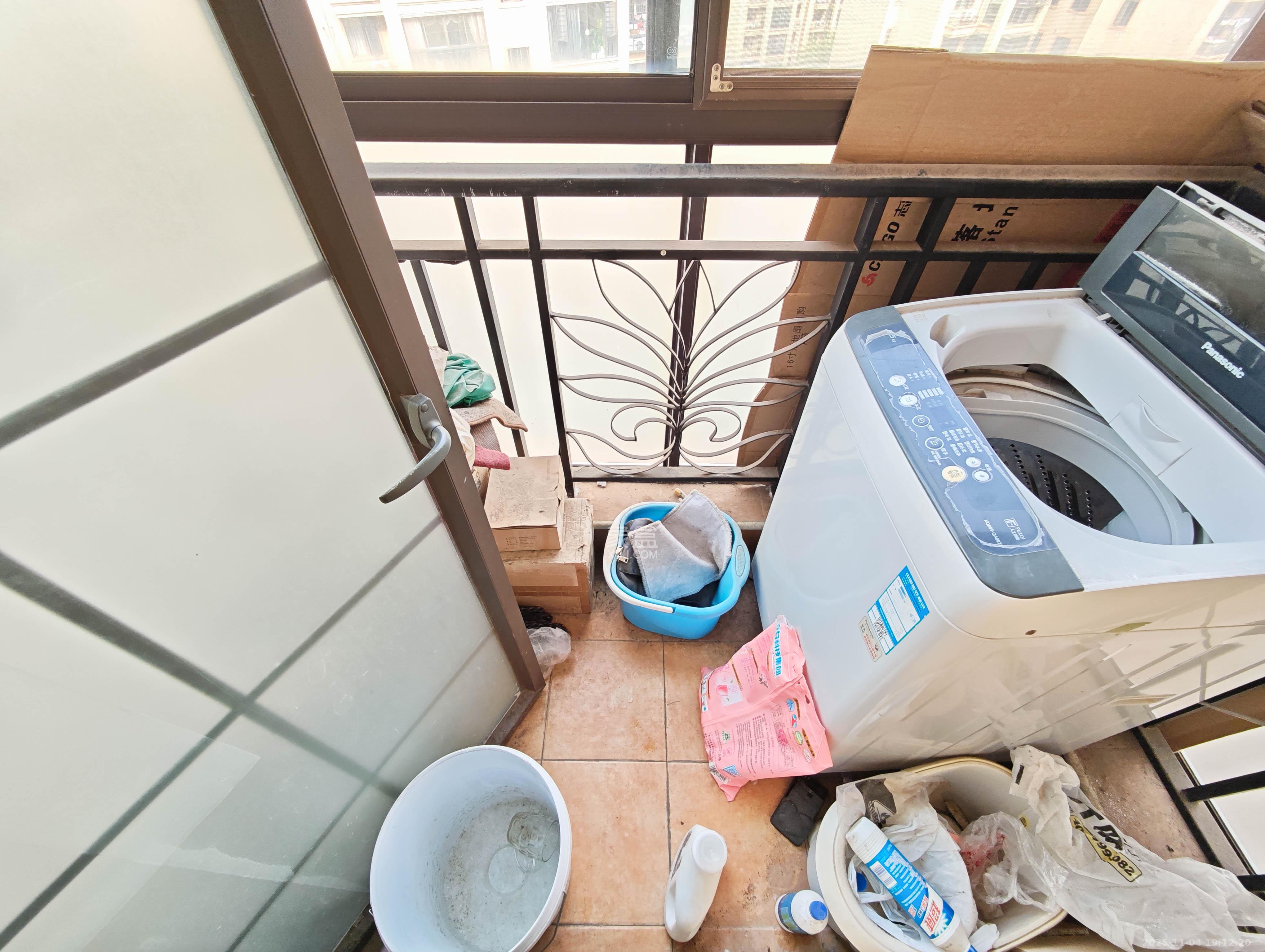 宏聚地中海  4室2厅2卫    158.0万阳台