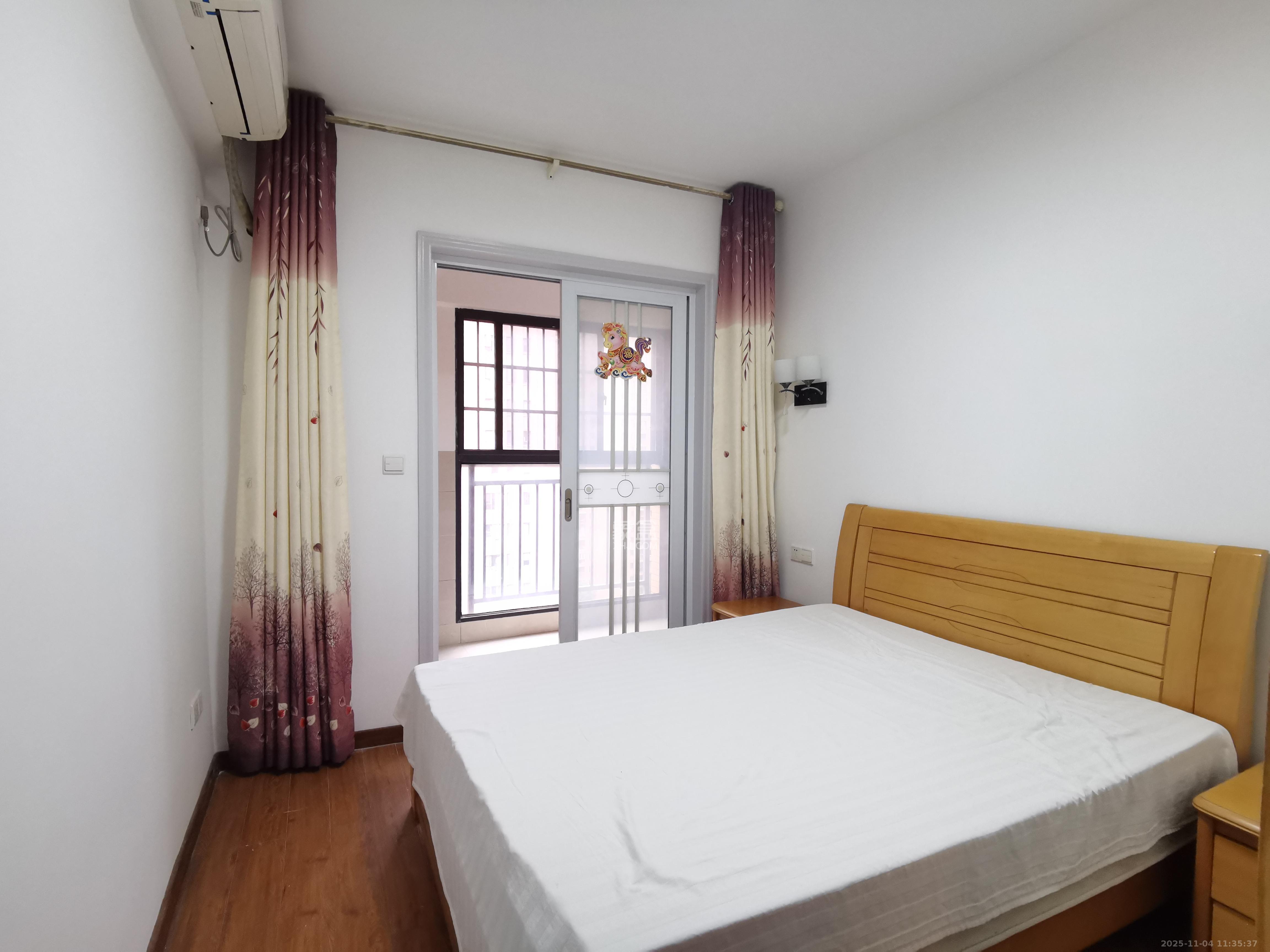 三一街区  3室2厅2卫    2000.0元/月室内图