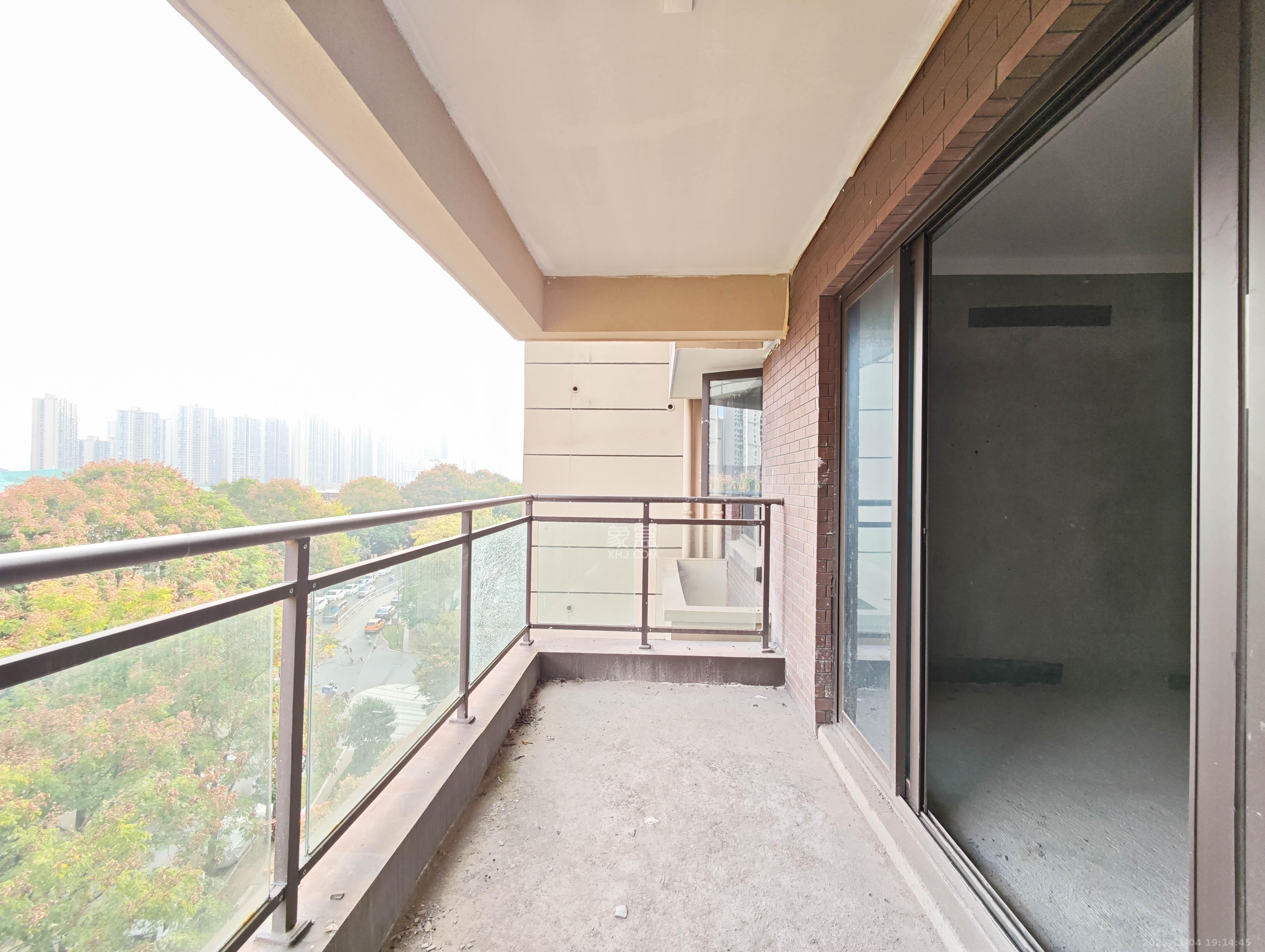 保利城（中航城国际社区、郡原美村）  4室2厅2卫    148.0万阳台