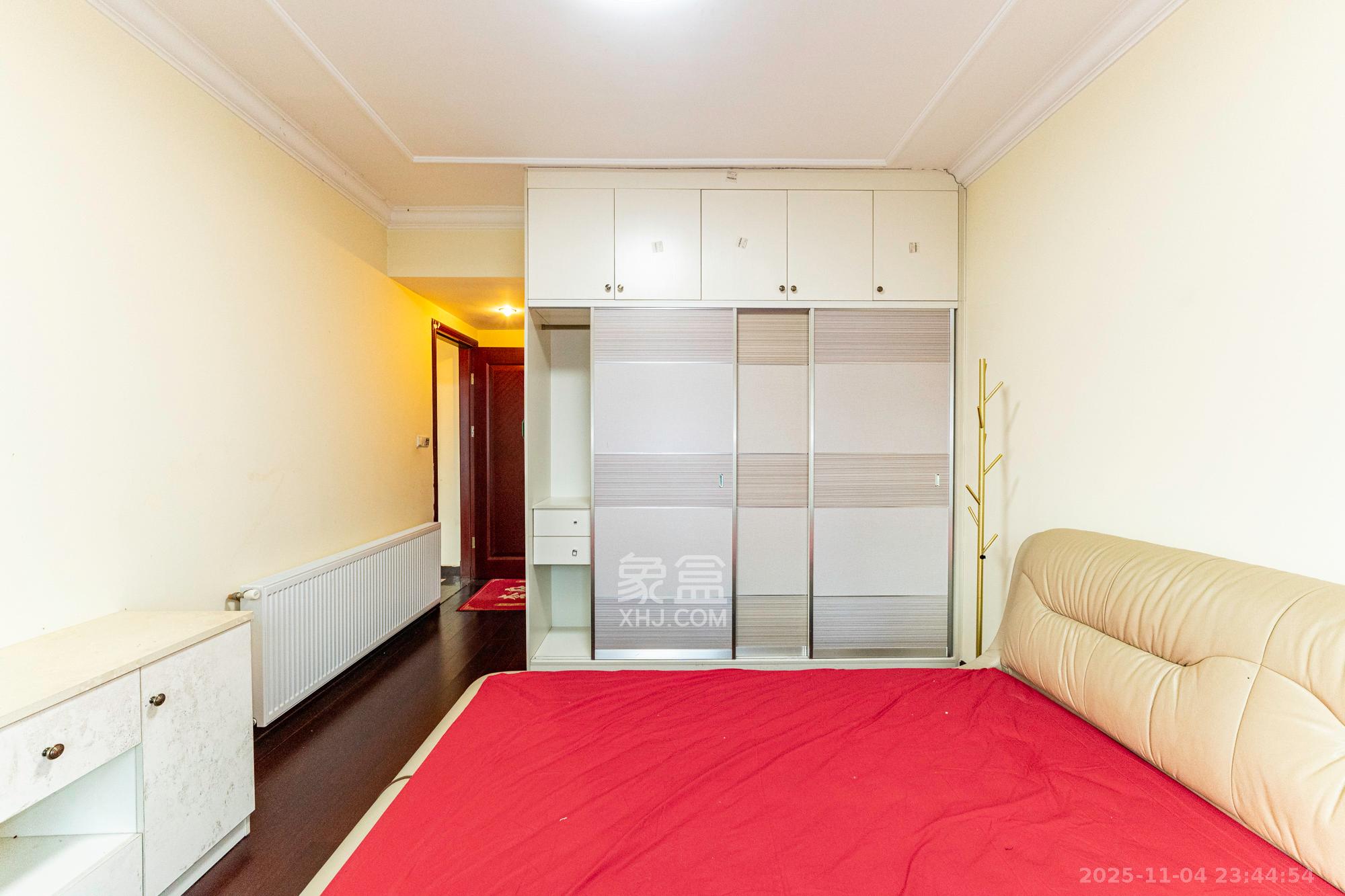 恒大翡翠华庭  3室2厅2卫    94.0万卧室