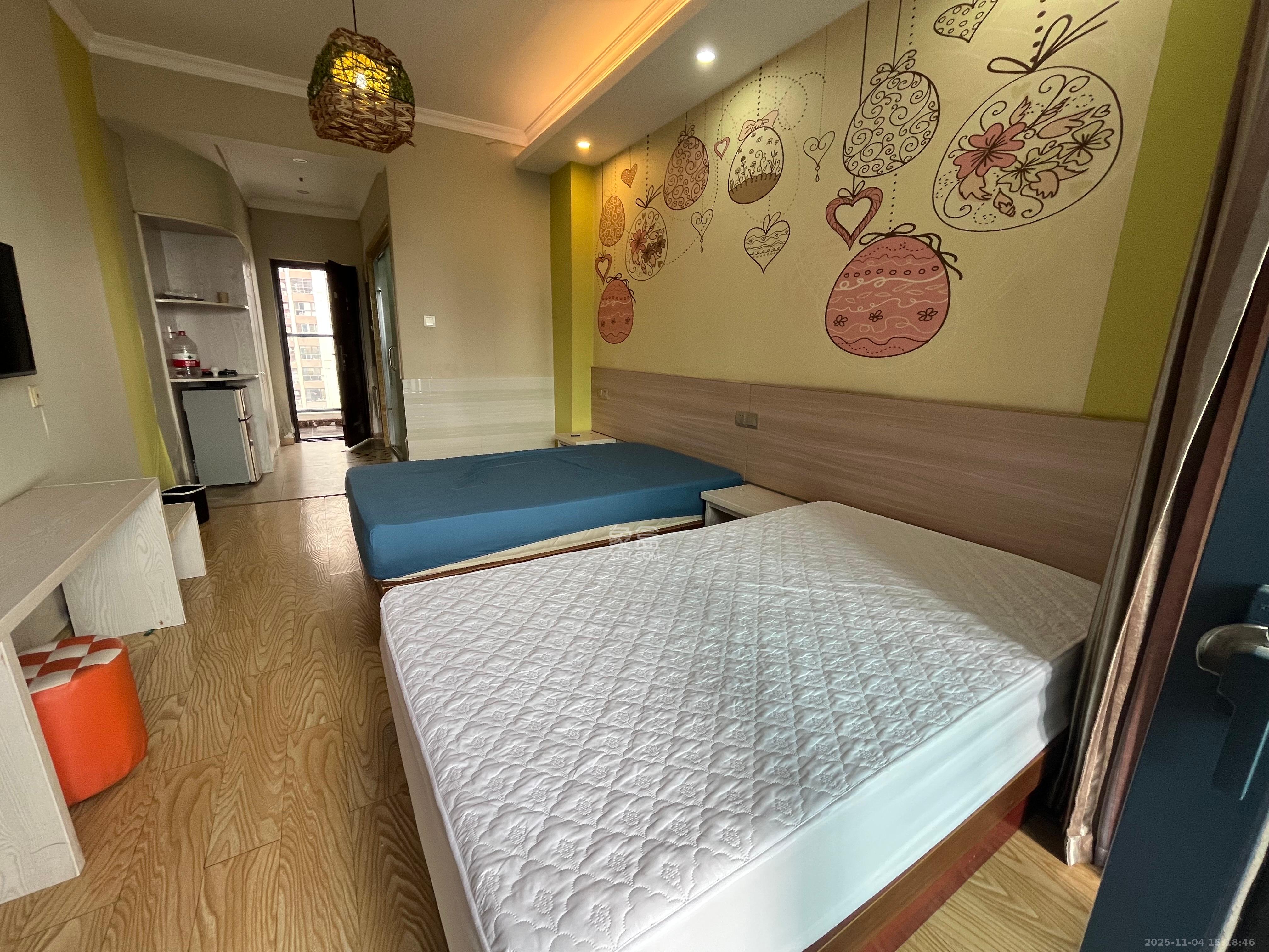 绿地中央广场  1室1厅1卫    1300.0元/月