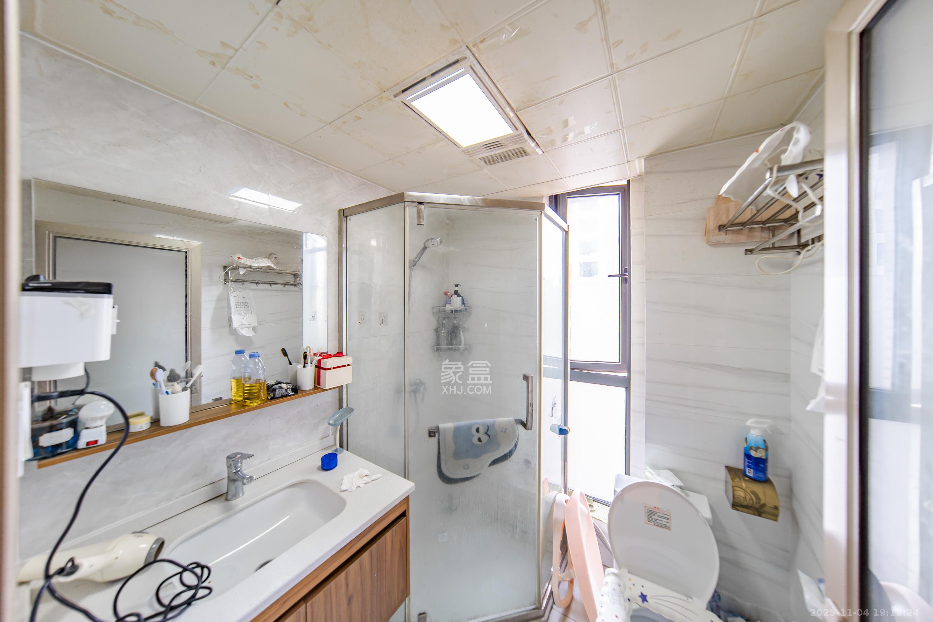 里约荟  3室2厅2卫    90.0万卫生间