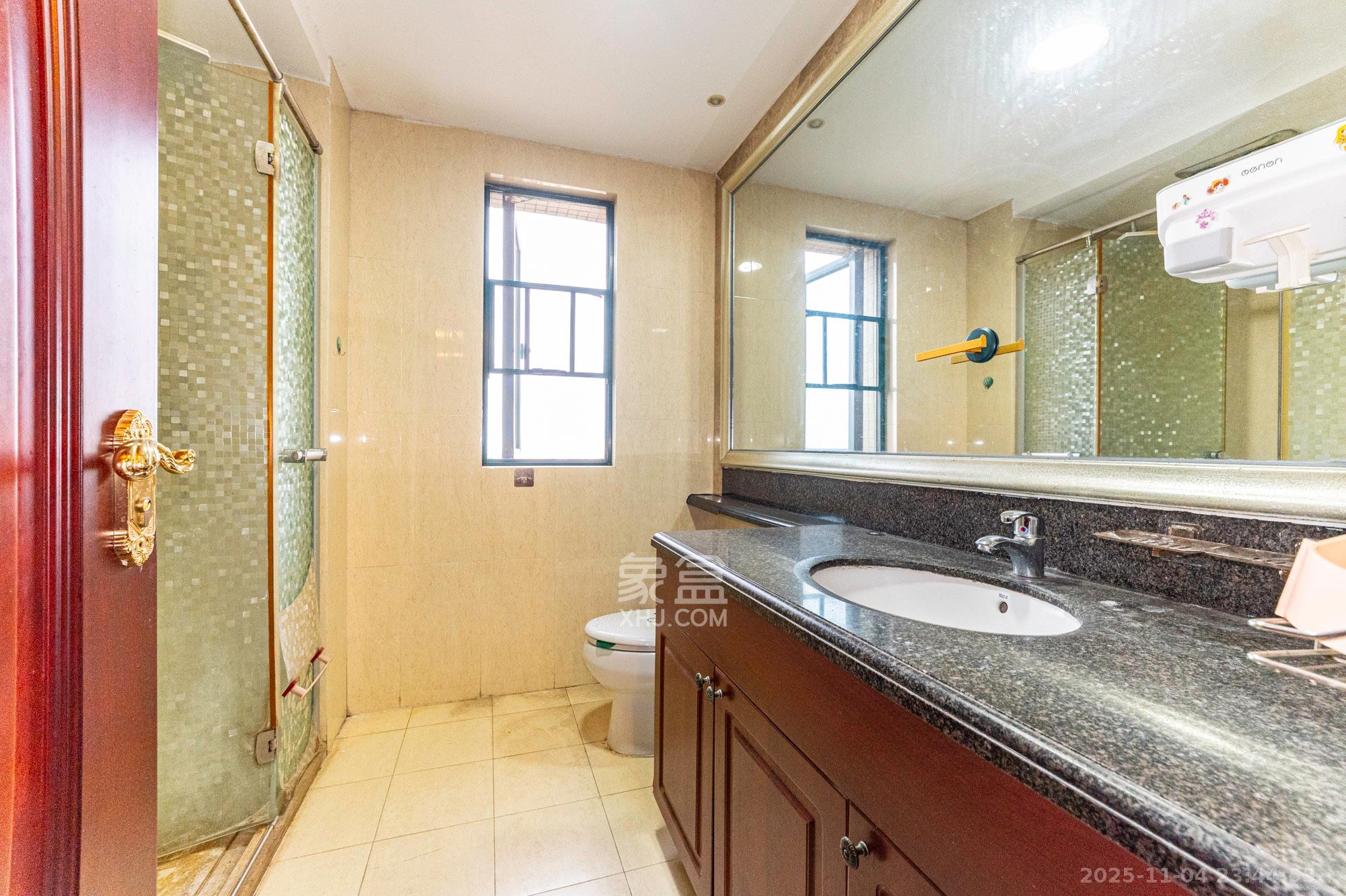 恒大翡翠华庭 3室2厅2卫 94.0万 恒大翡翠华庭 3室2厅2卫 94.0万卫生间