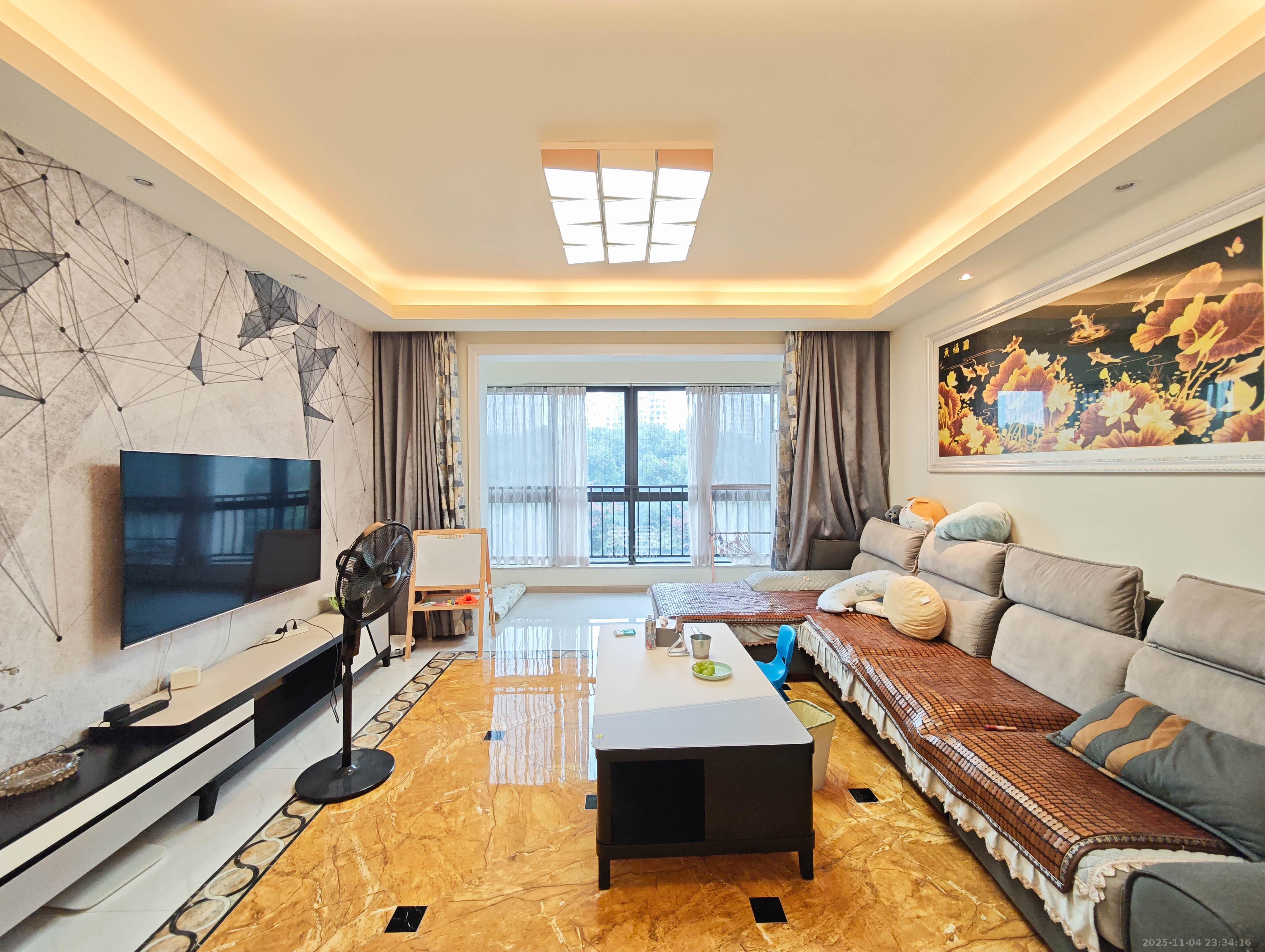 碧桂园南城首府(东宸林海) 4室2厅2卫 120.0万 碧桂园南城首府(东宸林海) 4室2厅2卫 120.0万客厅