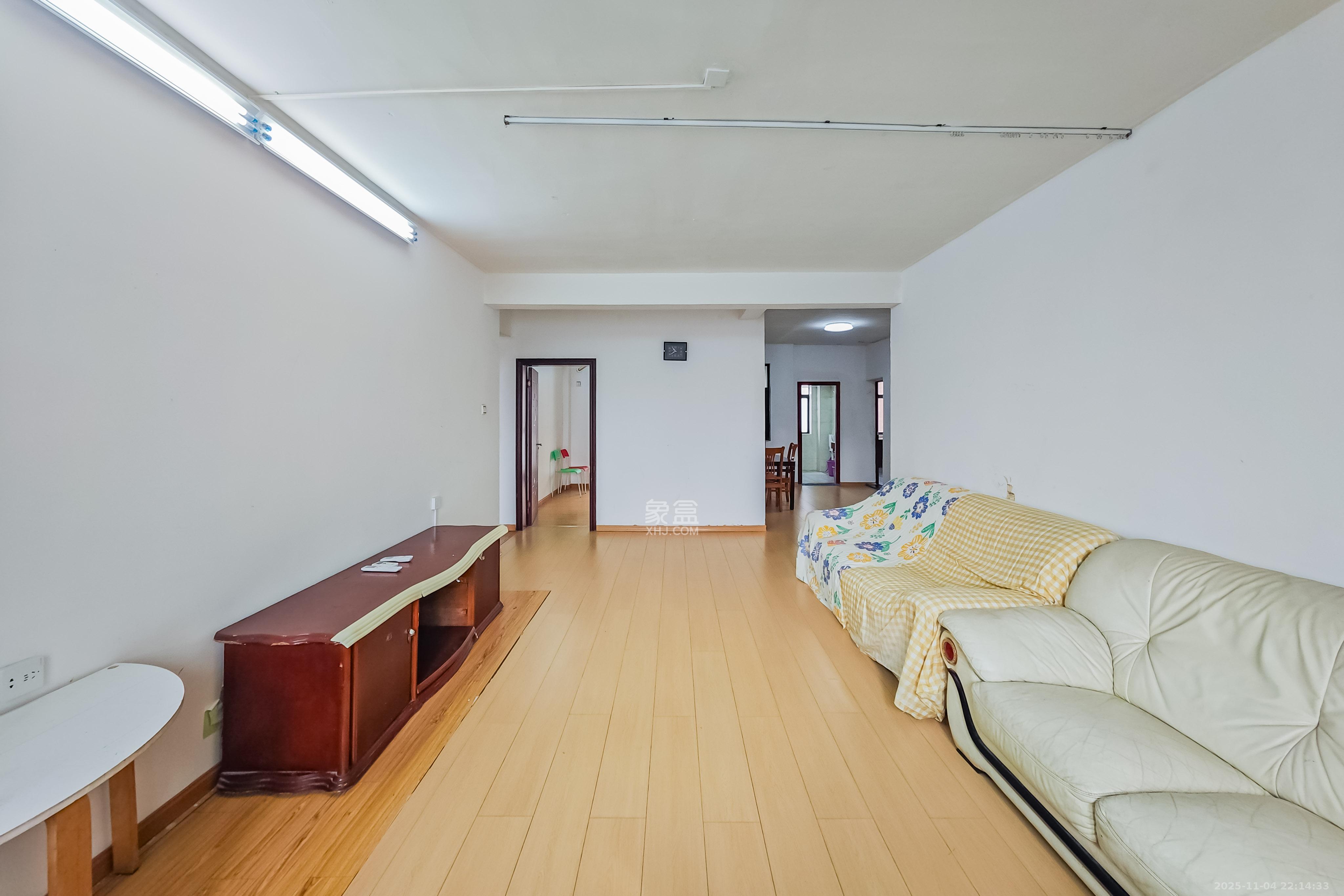 海拔东方  4室2厅2卫    98.0万客厅