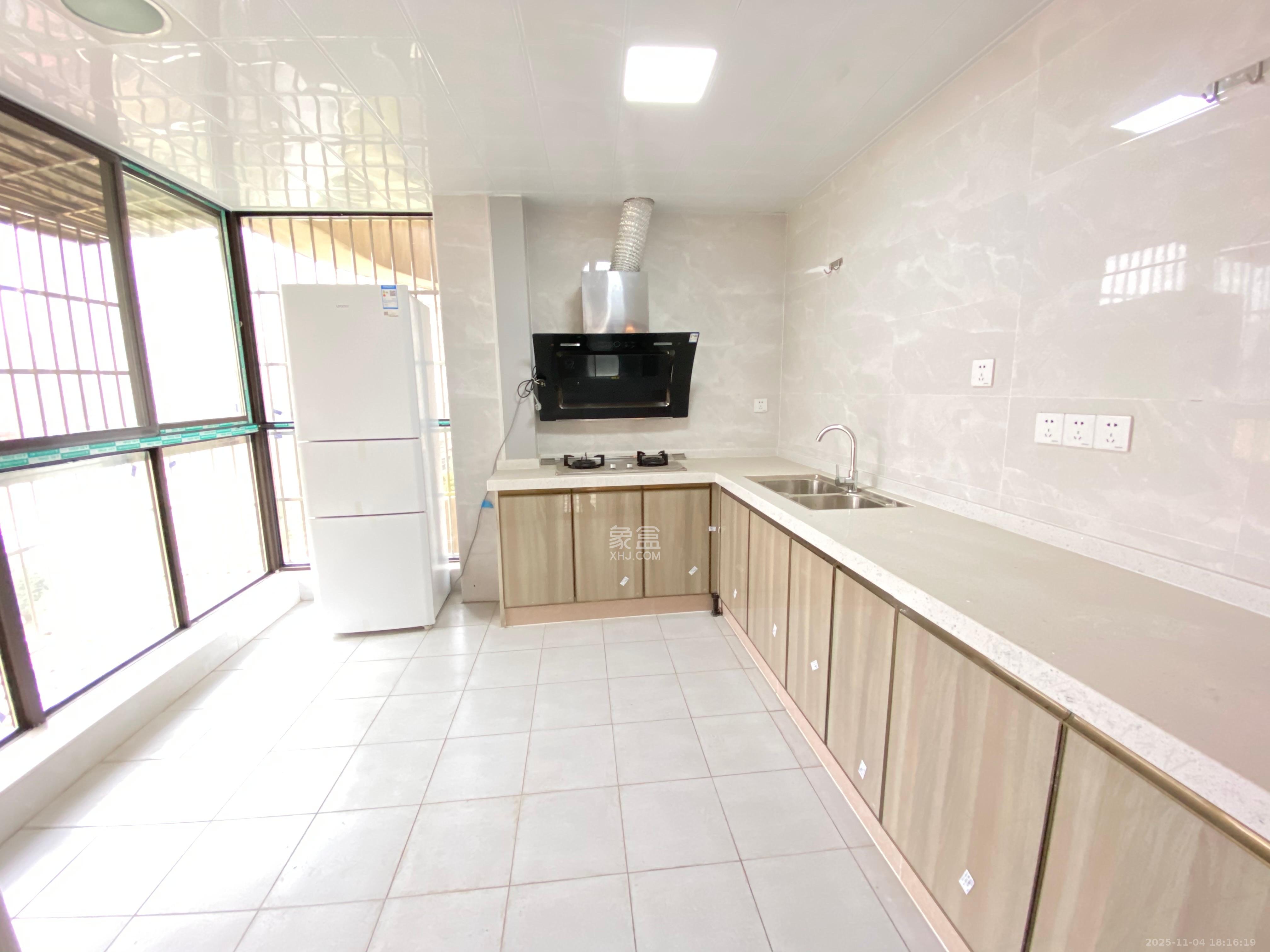 保利麓谷林语D区 4室2厅1卫 2800.0元/月 保利麓谷林语D区 4室2厅1卫 2800.0元/月室内图