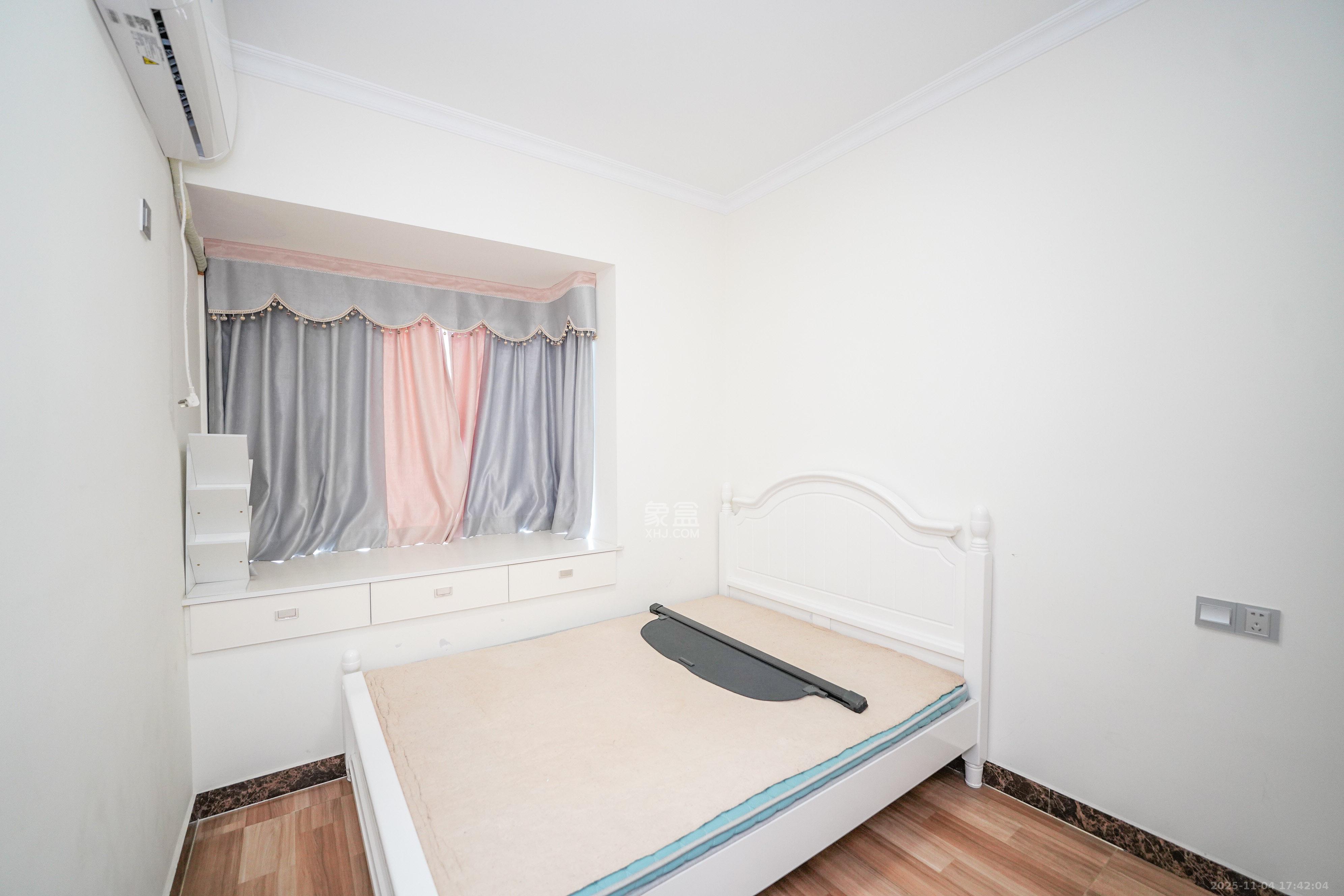 中南国际眼镜城（中伟商业中心）  3室2厅2卫    75.0万卧室