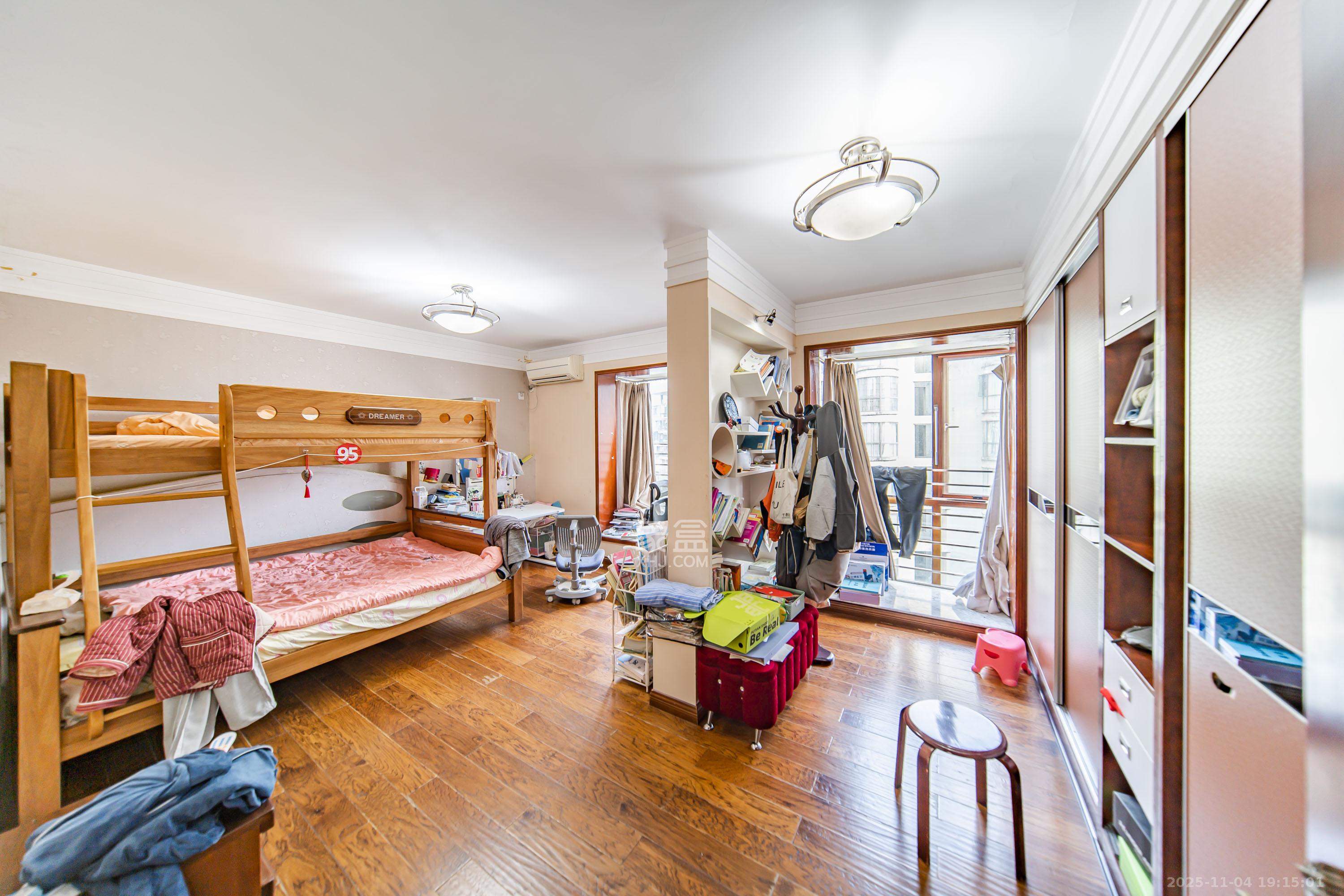 华盛新外滩  4室2厅1卫    230.0万卧室