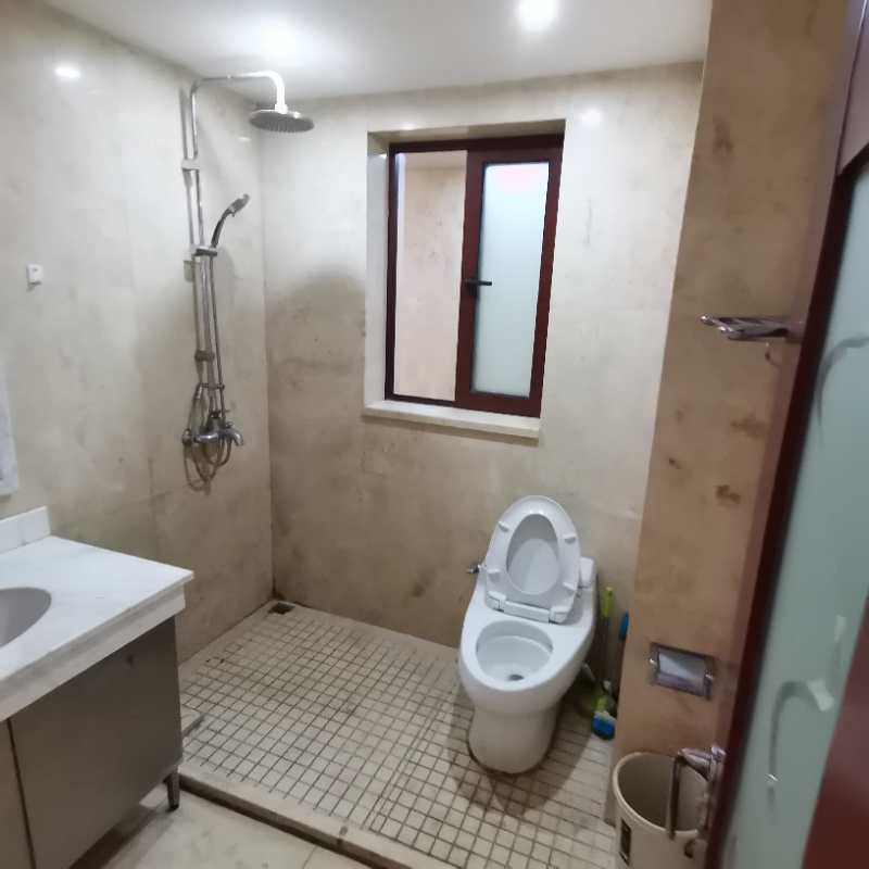 世贸雅苑  4室2厅2卫    190.0万客厅