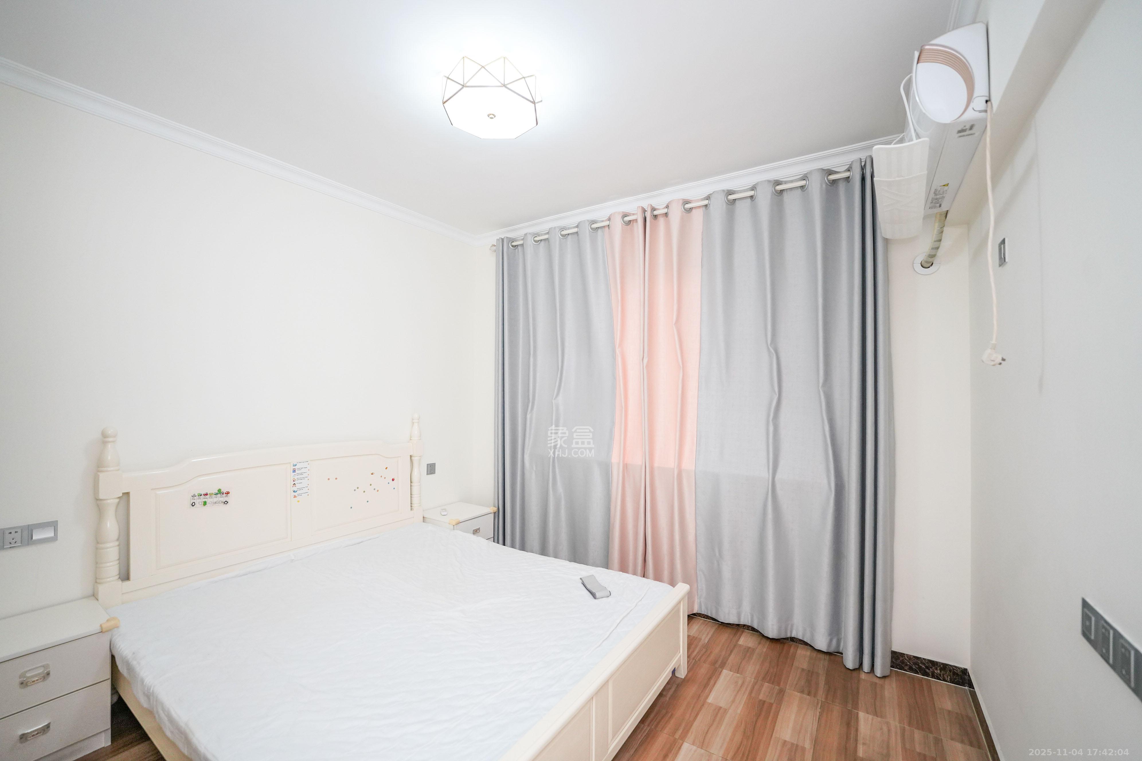 中南国际眼镜城（中伟商业中心）  3室2厅2卫    75.0万卧室