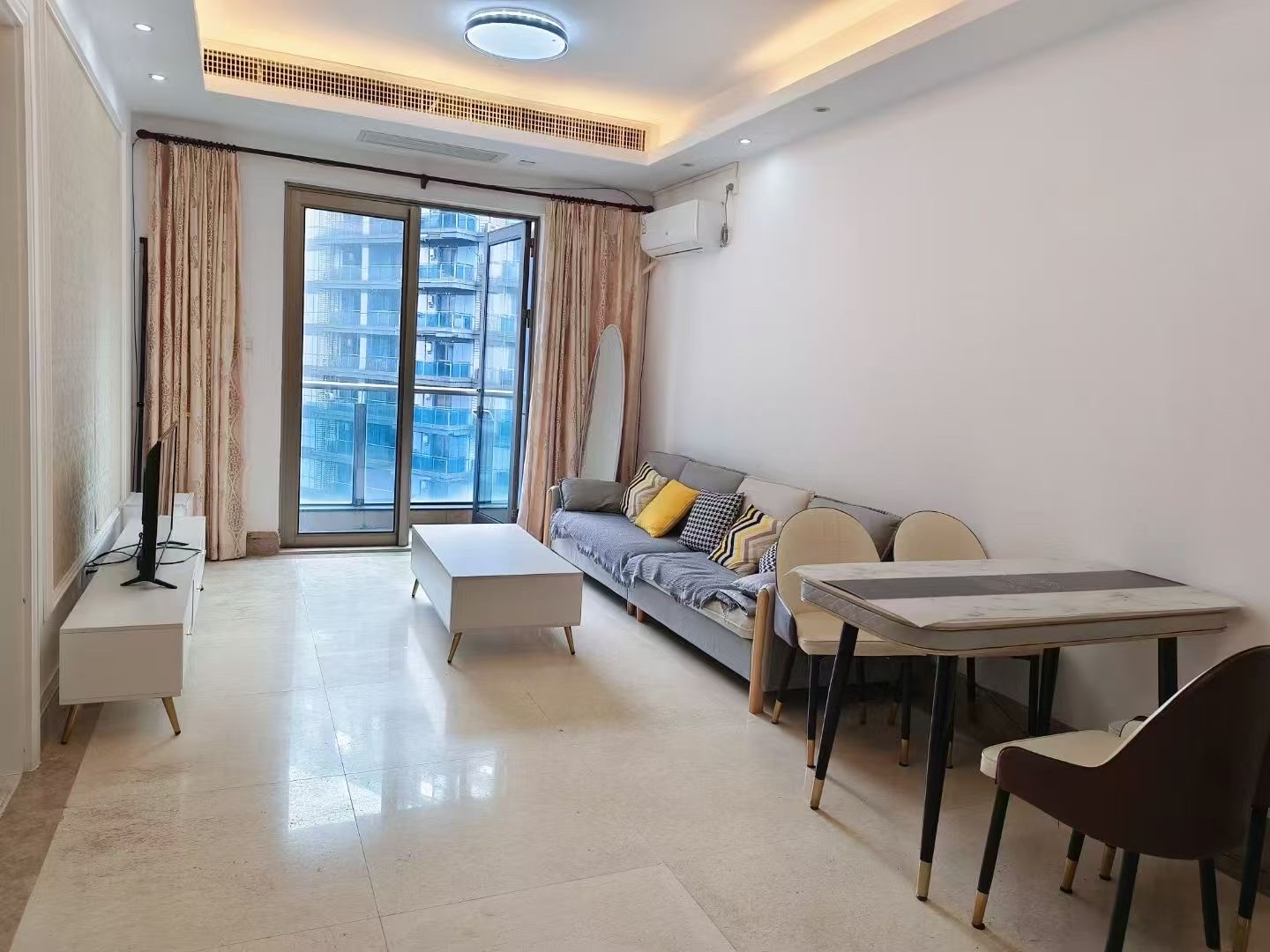 外滩中心  1室1厅1卫    2300.0元/月室内图