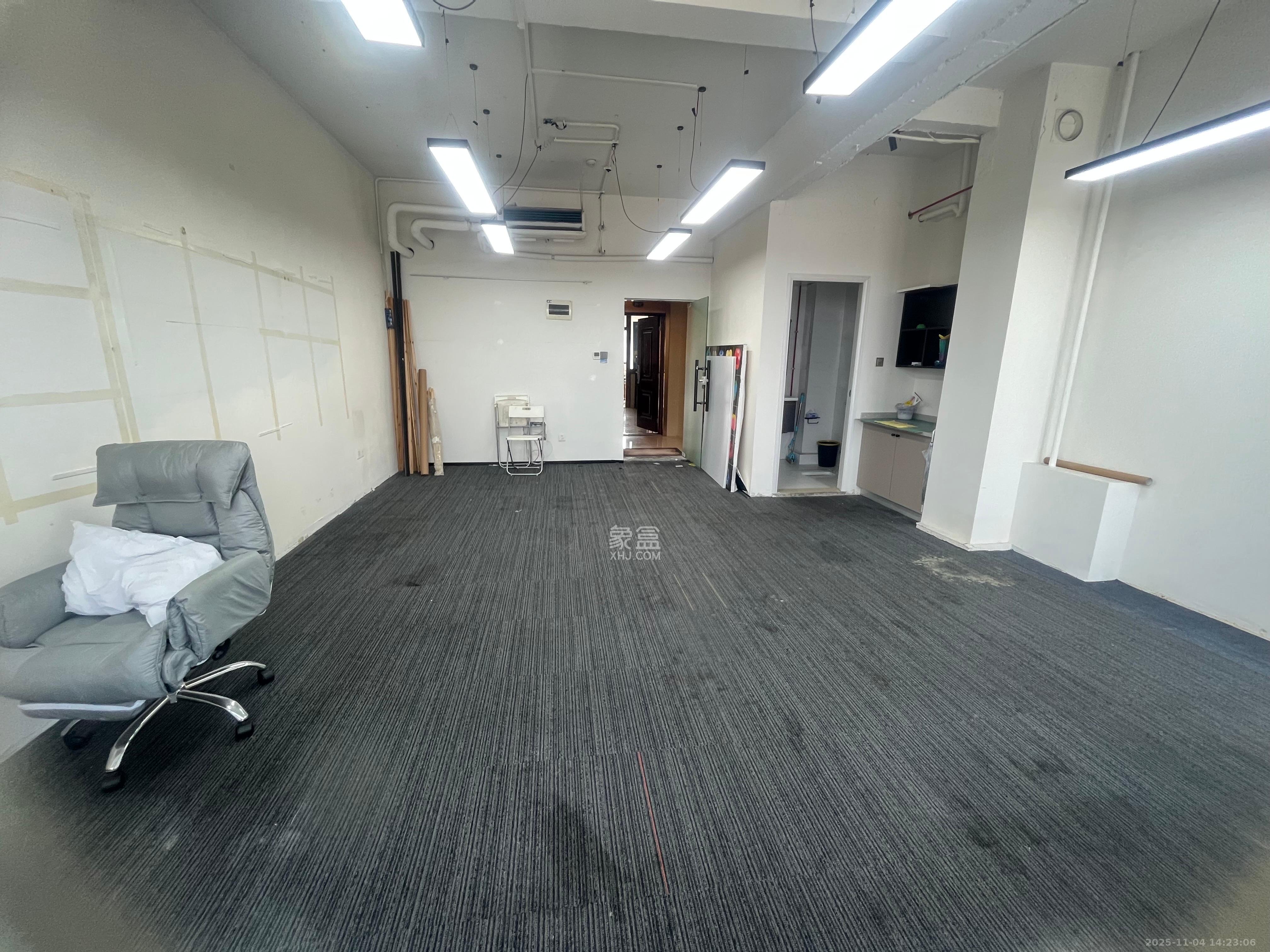 万坤图财富广场  1室1厅1卫    2500.0元/月