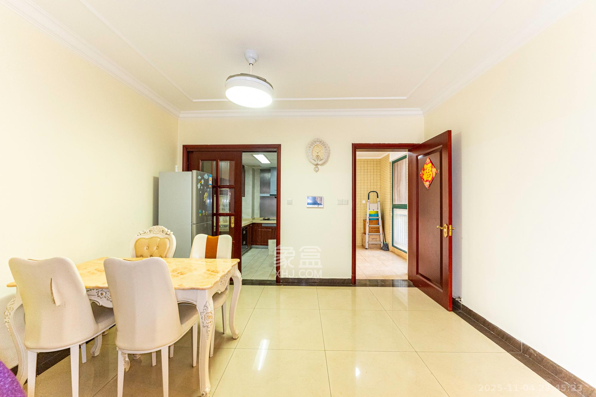 恒大翡翠华庭  3室2厅2卫    92.8万客厅