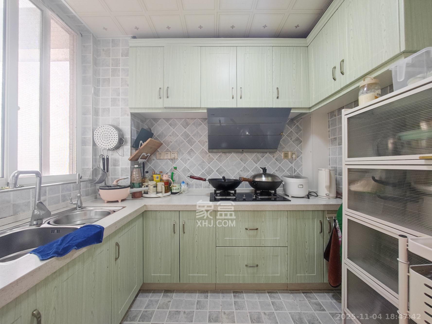 华银天际 3室2厅2卫 70.0万 华银天际 3室2厅2卫 70.0万厨房