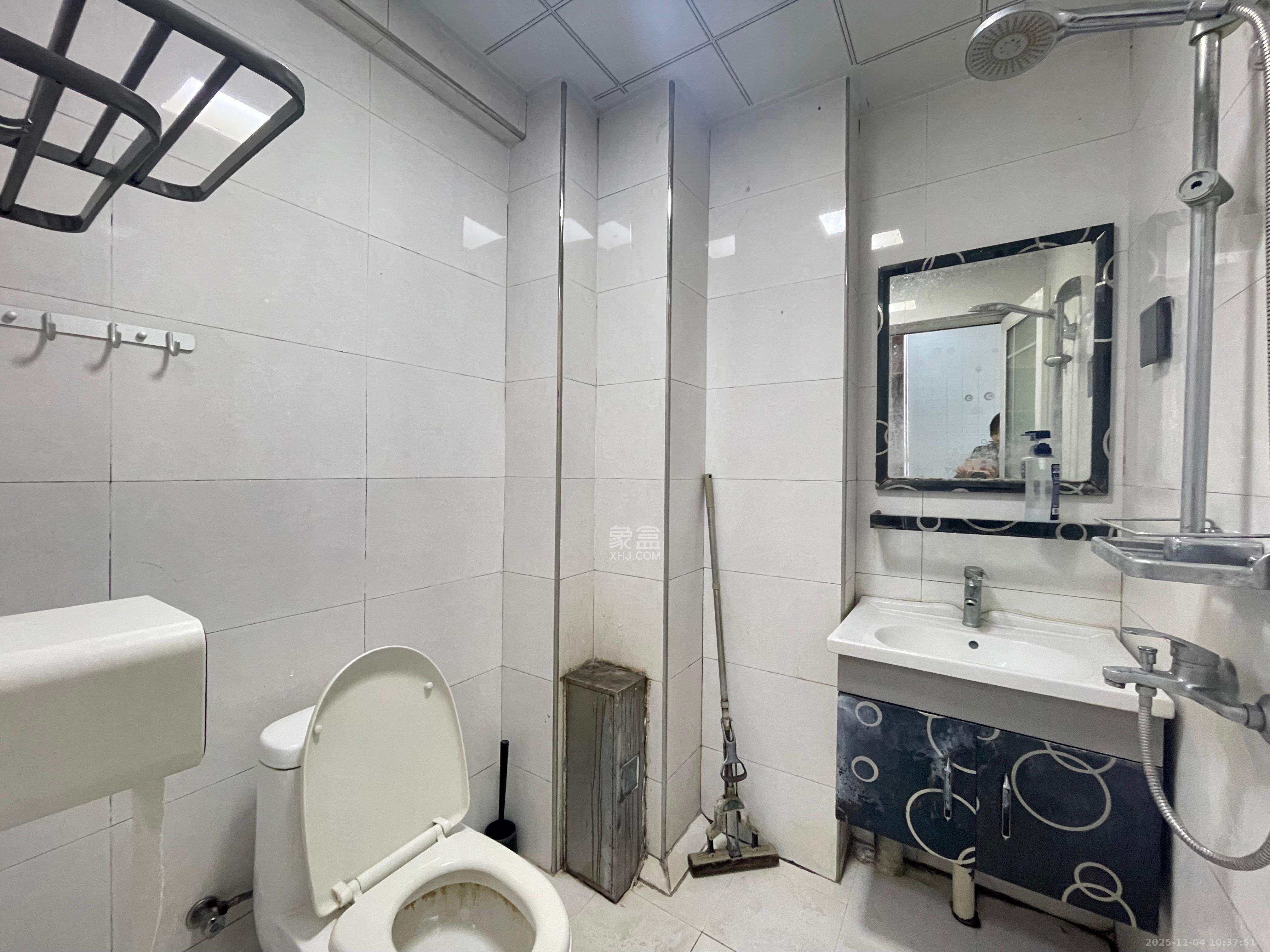 观湖公寓  1室1厅1卫    1700.0元/月室内图