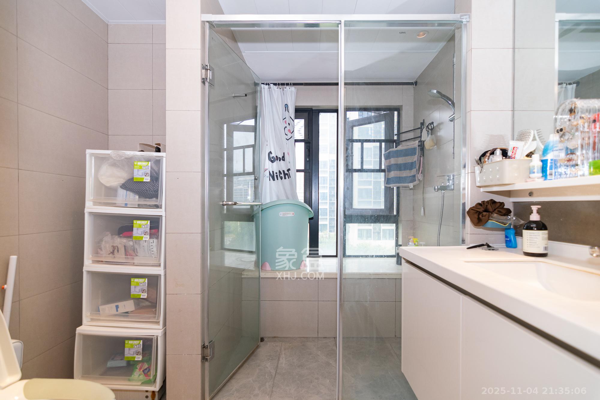 时代年华  4室2厅2卫    128.0万卫生间