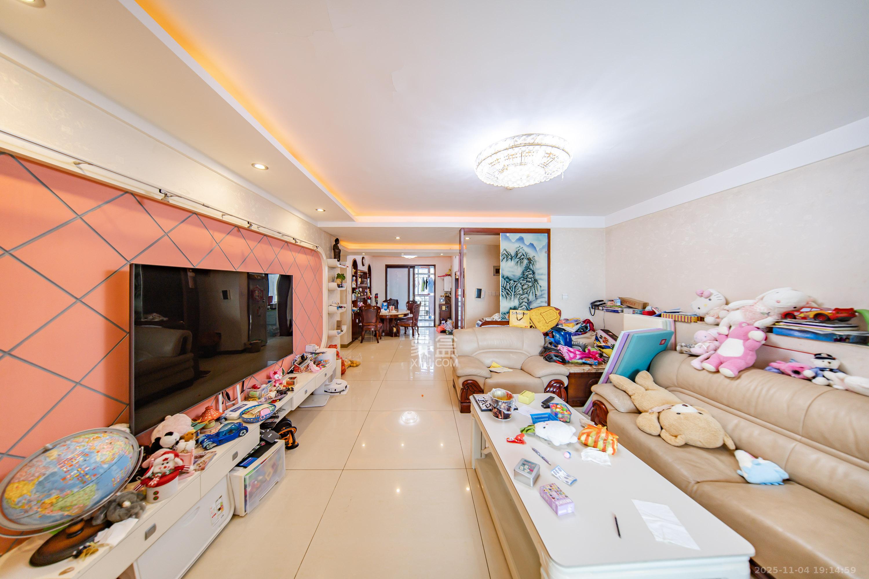 华盛新外滩  4室2厅1卫    230.0万客厅