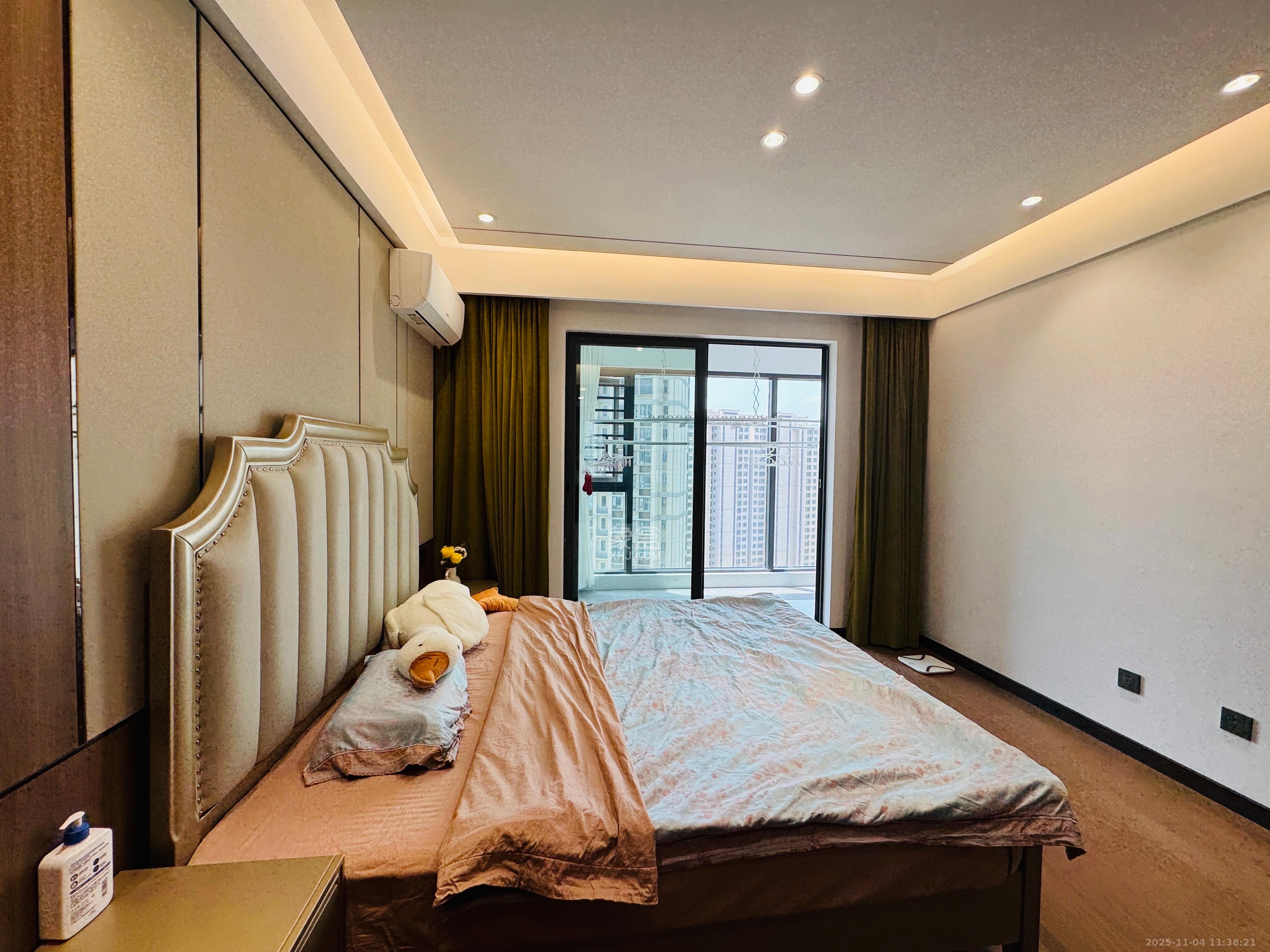 卓越中寰 4室2厅2卫 6500.0元/月 卓越中寰 4室2厅2卫 6500.0元/月室内图