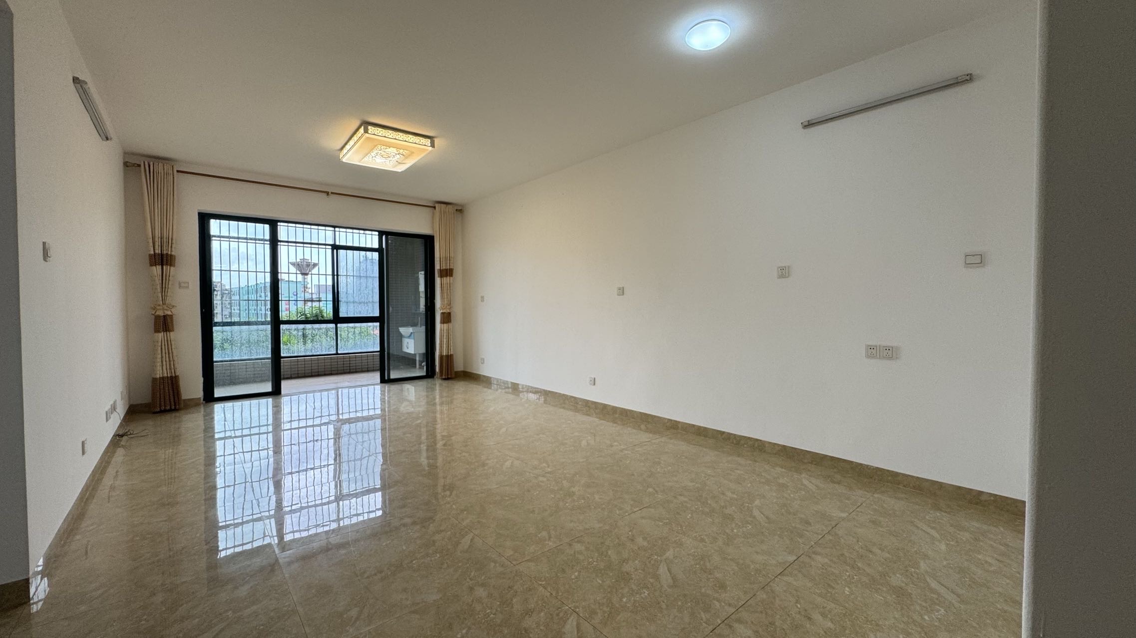 锦江丽都 3室2厅2卫 133.0万 锦江丽都 3室2厅2卫 133.0万客厅