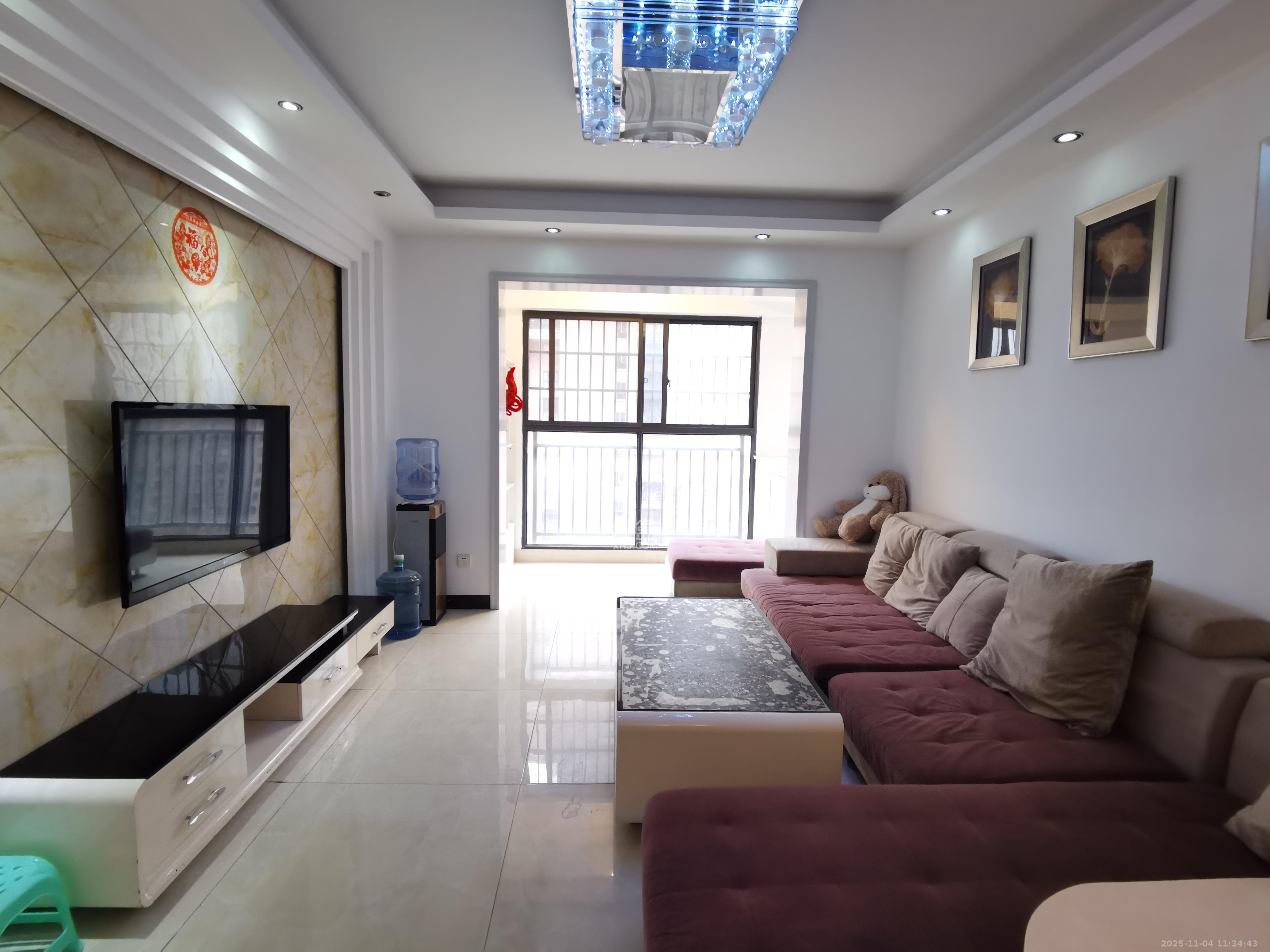 三一街区  3室2厅2卫    2000.0元/月室内图