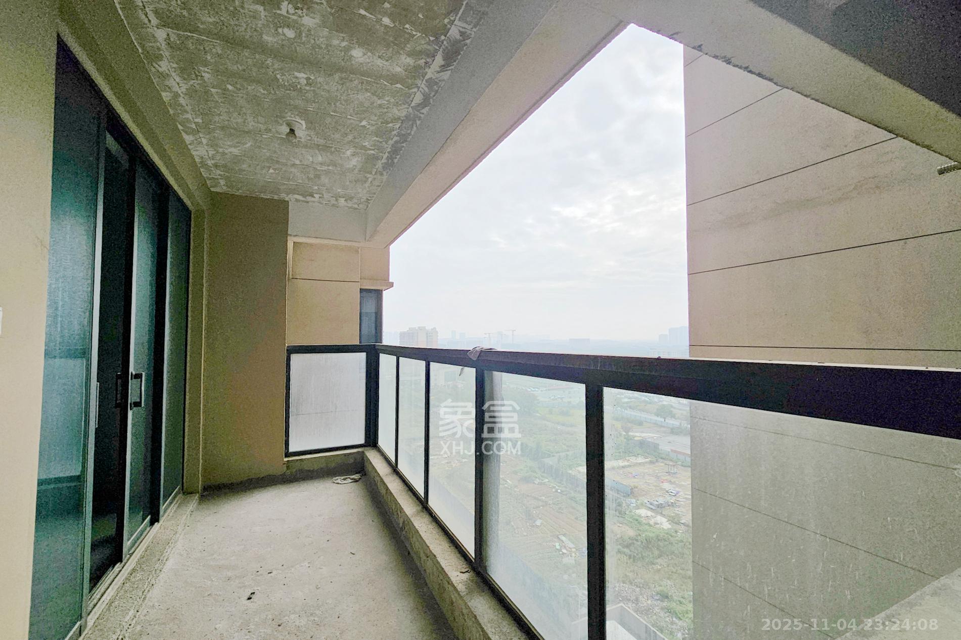 长房东旭国际 4室2厅2卫 145.0万 长房东旭国际 4室2厅2卫 145.0万阳台