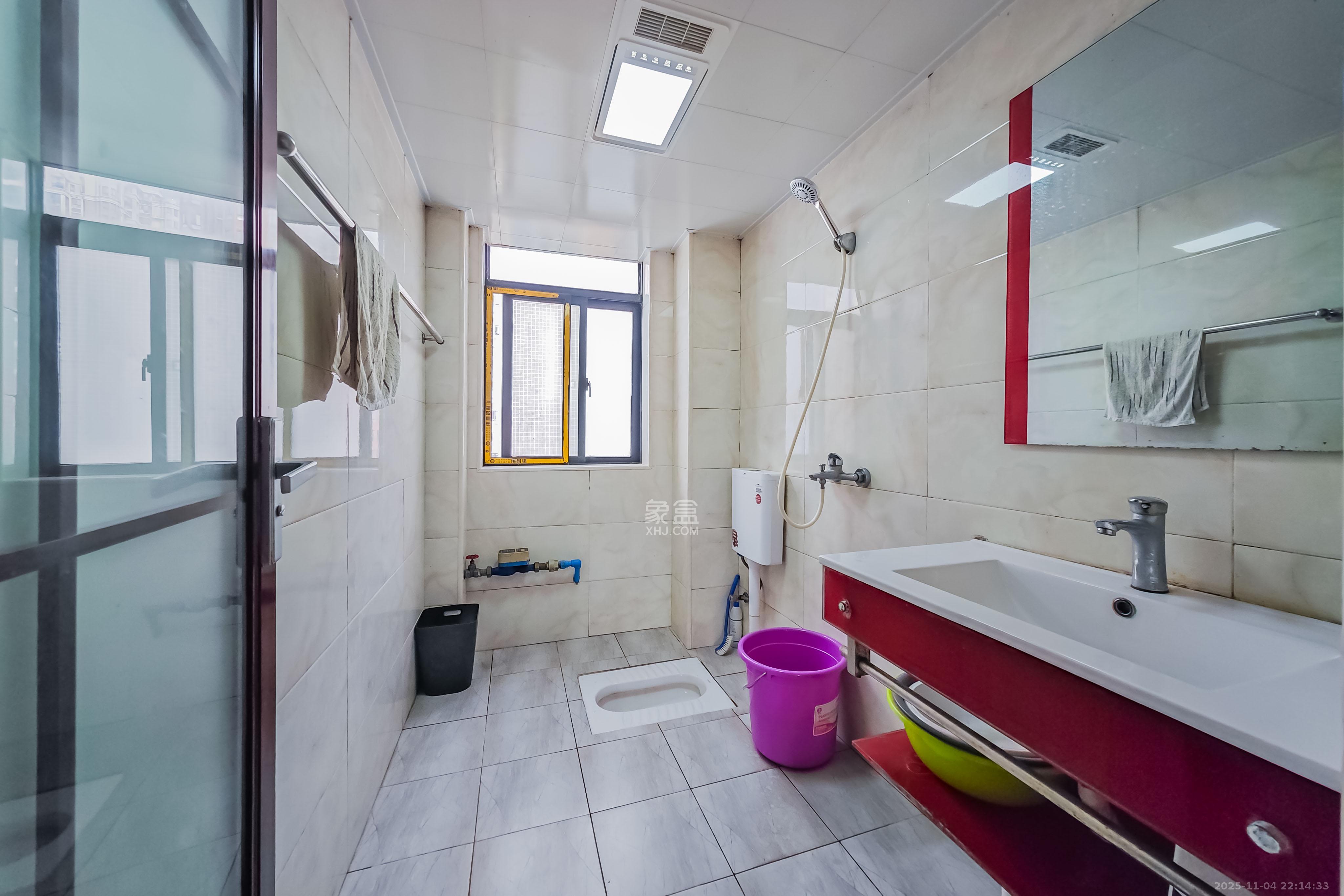 海拔东方  4室2厅2卫    98.0万卫生间