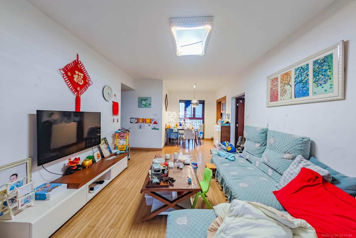 旭辉国际广场(永升商业广场) 4室2厅2卫 165.0万 旭辉国际广场(永升商业广场) 4室2厅2卫 165.0万客厅