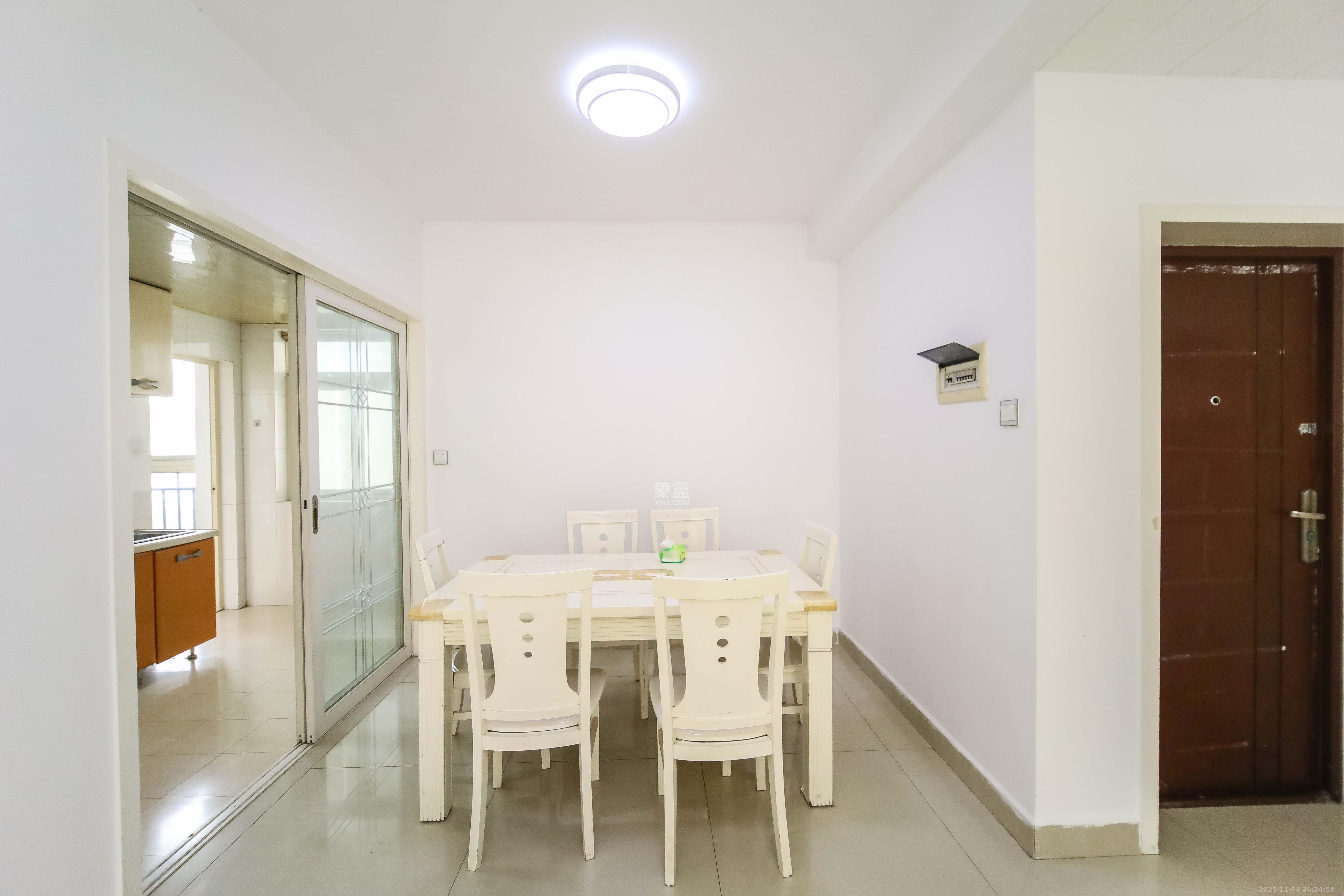 浏阳河畔家园  3室2厅1卫    94.0万客厅