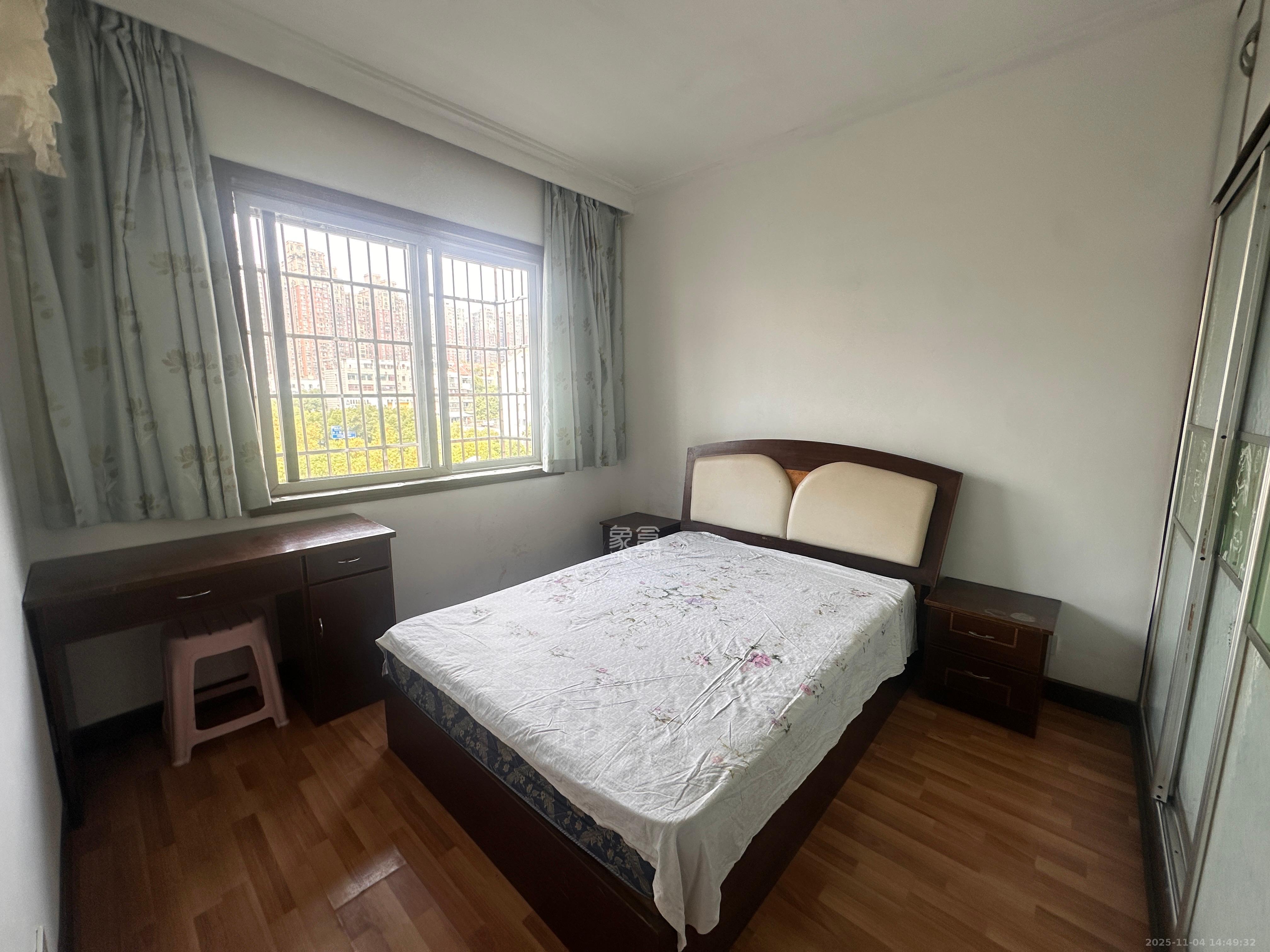 荷花园小区（安置房小区）  3室2厅1卫    2200.0元/月室内图